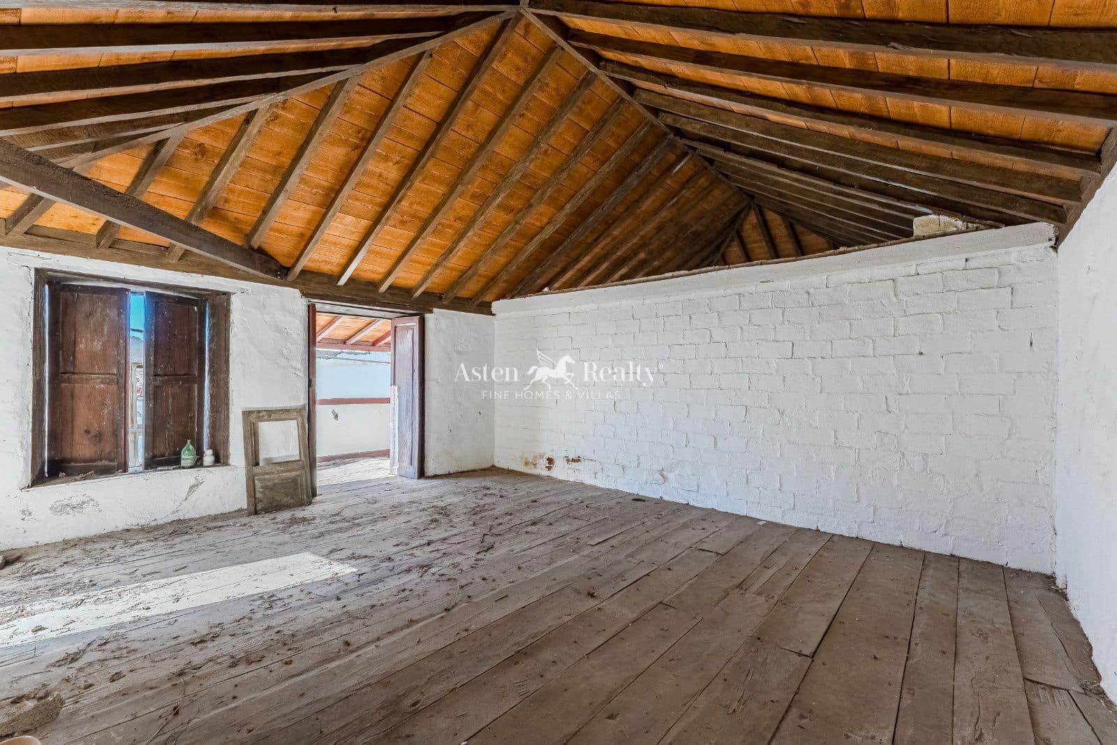 6 bedroom Villa for sale in Guia de Isora with garage - € 299,000 (Ref: 9500973)