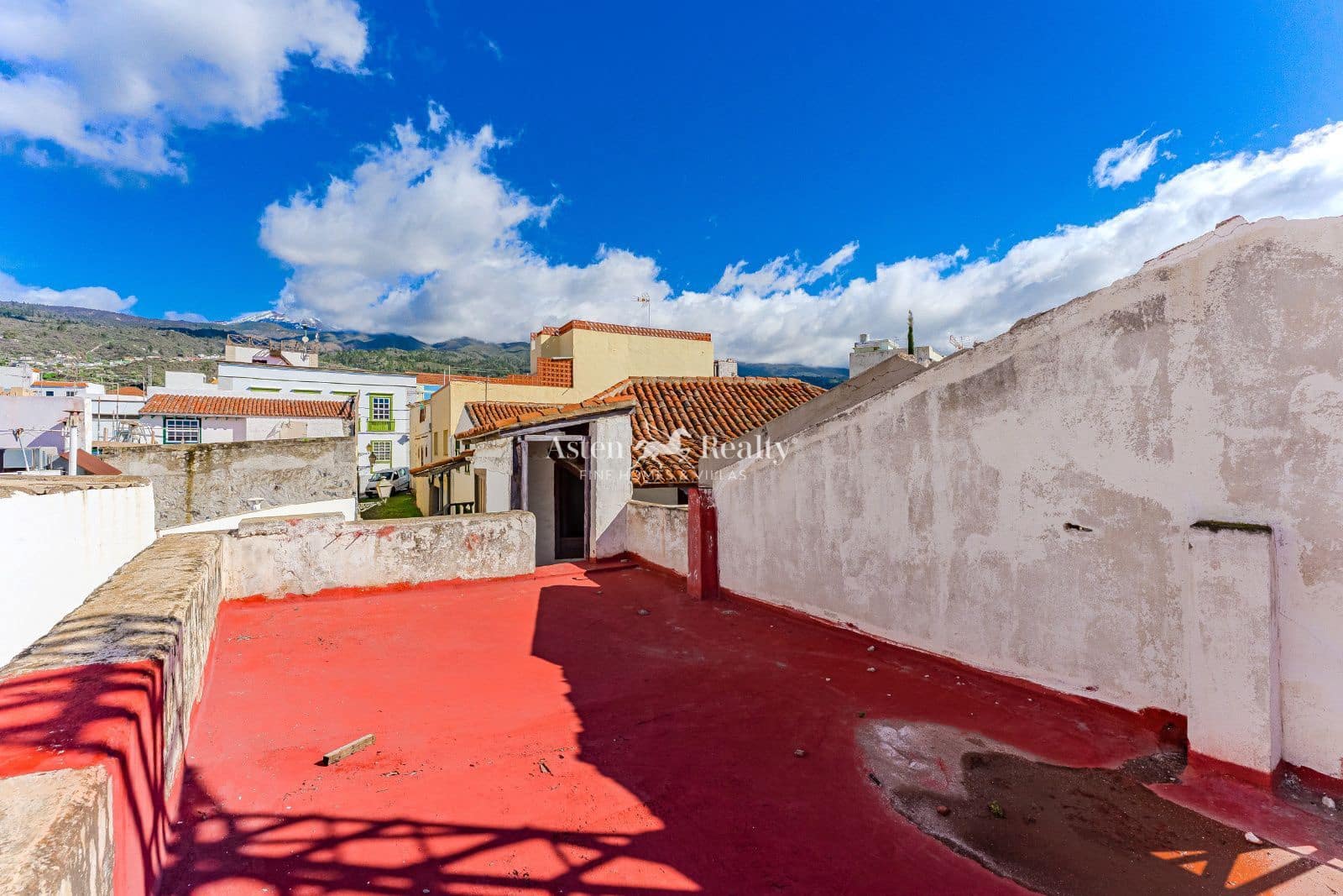 6 bedroom Villa for sale in Guia de Isora with garage - € 299,000 (Ref: 9500973)