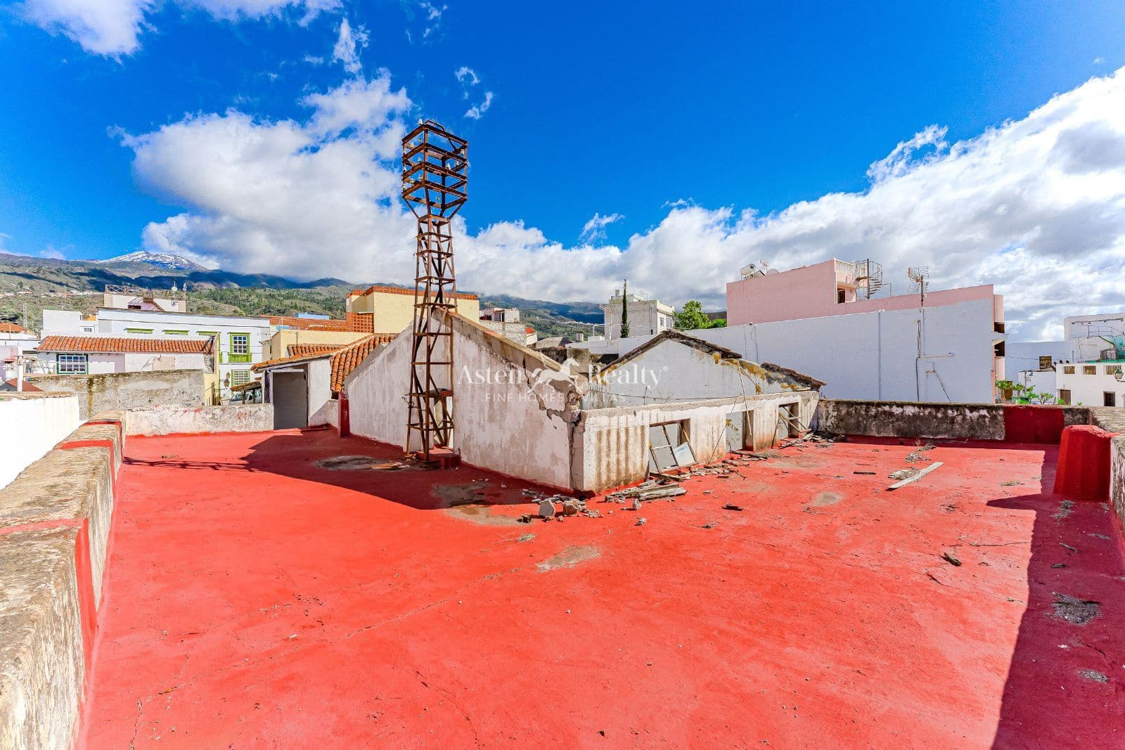 6 bedroom Villa for sale in Guia de Isora with garage - € 299,000 (Ref: 9500973)