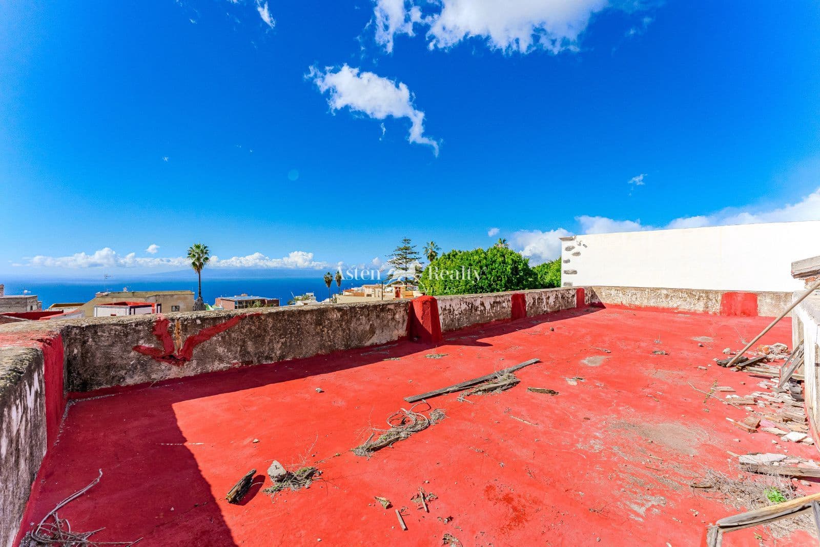 6 bedroom Villa for sale in Guia de Isora with garage - € 299,000 (Ref: 9500973)