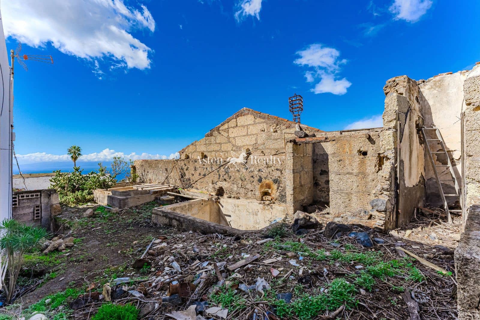 6 bedroom Villa for sale in Guia de Isora with garage - € 299,000 (Ref: 9500973)