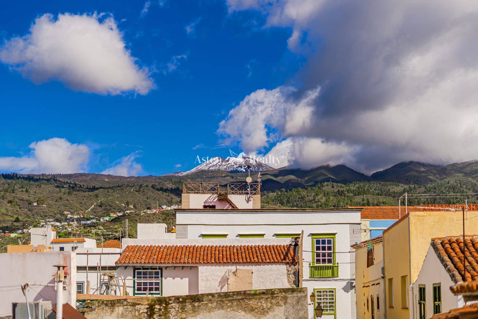 6 bedroom Villa for sale in Guia de Isora with garage - € 299,000 (Ref: 9500973)