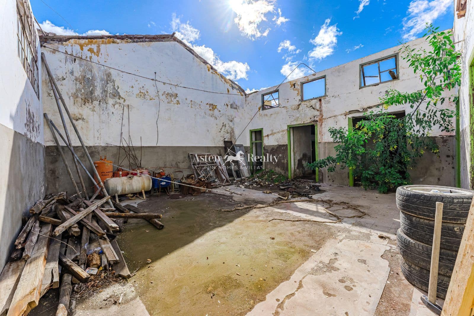 6 bedroom Villa for sale in Guia de Isora with garage - € 299,000 (Ref: 9500973)