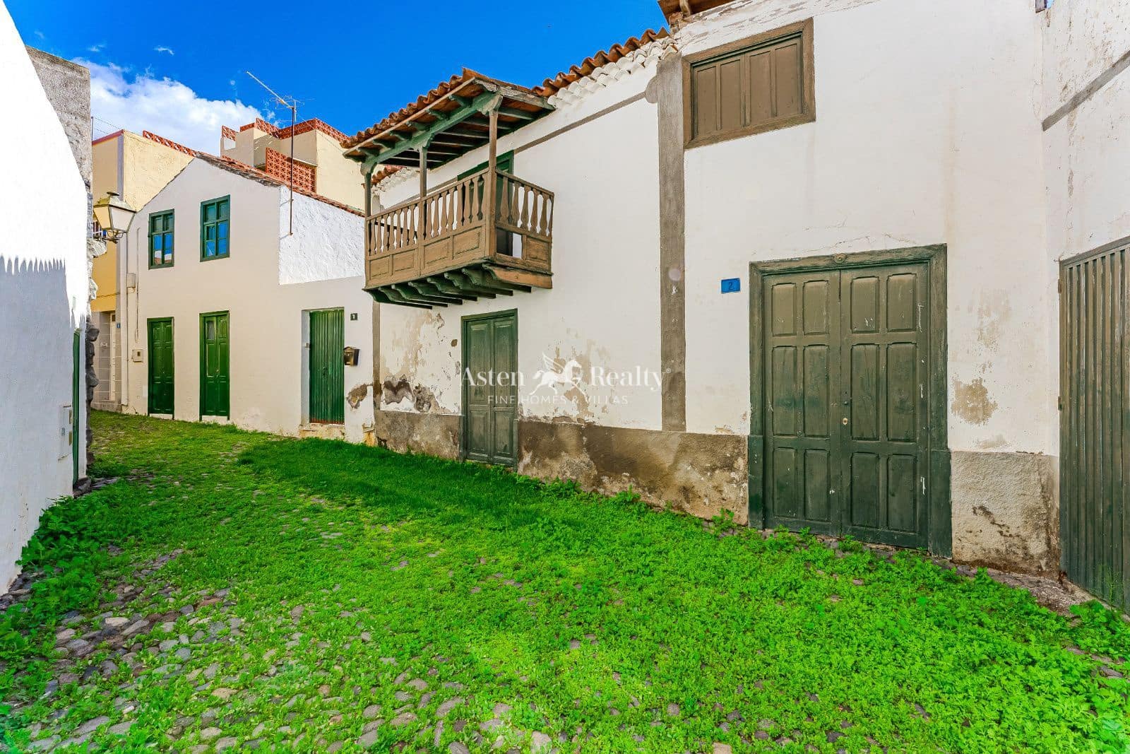 6 bedroom Villa for sale in Guia de Isora with garage - € 299,000 (Ref: 9500973)