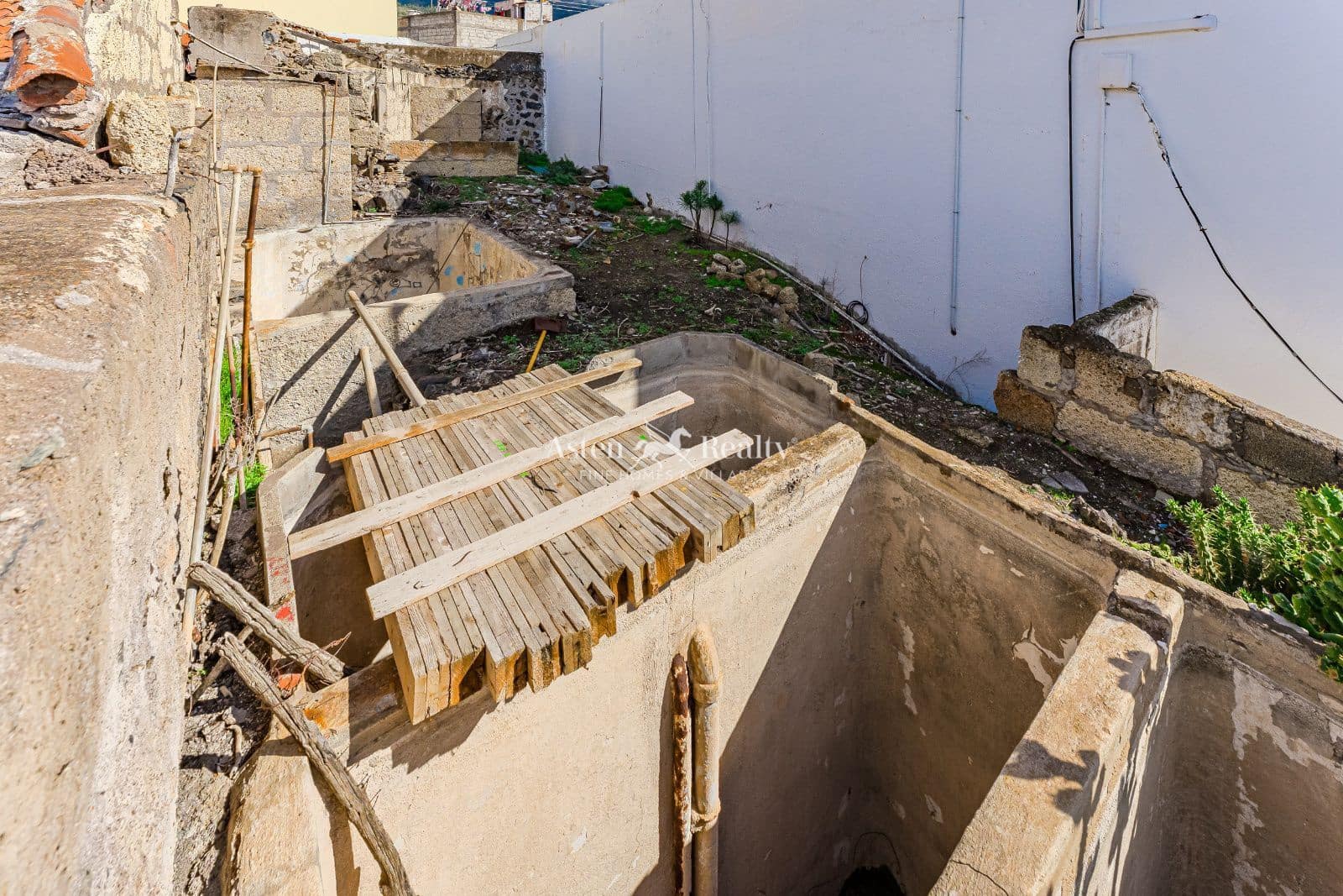 6 bedroom Villa for sale in Guia de Isora with garage - € 299,000 (Ref: 9500973)