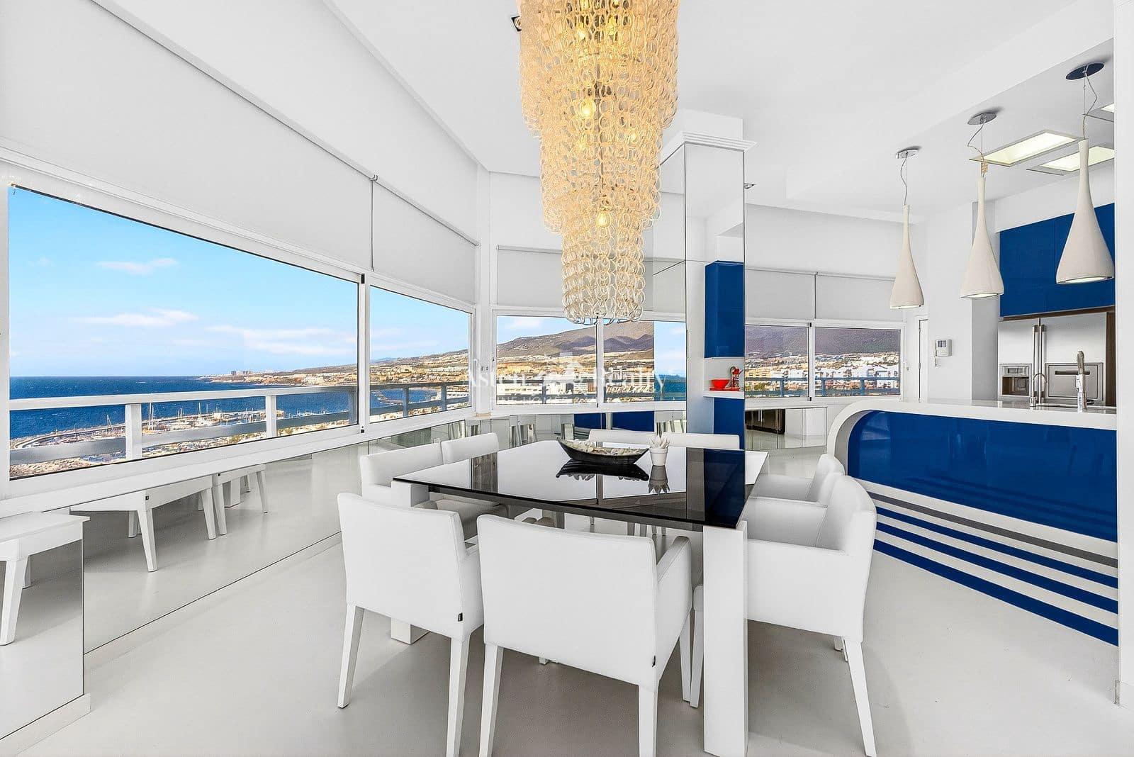1 soverom Penthouse til salgs i Costa Adeje med svømmebasseng garasje - € 1 595 000 (Ref: 9510147)