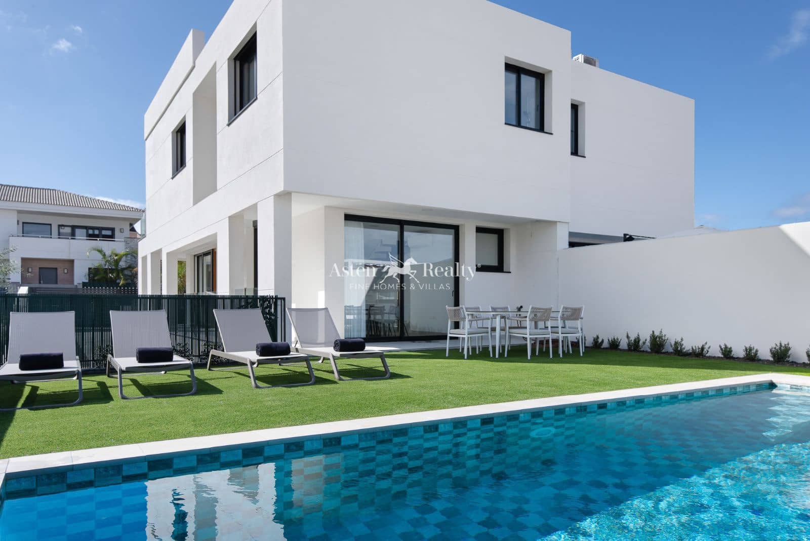 Chalet de 3 habitaciones en La Quinta en venta con piscina garaje - 890.000 € (Ref: 9511441)