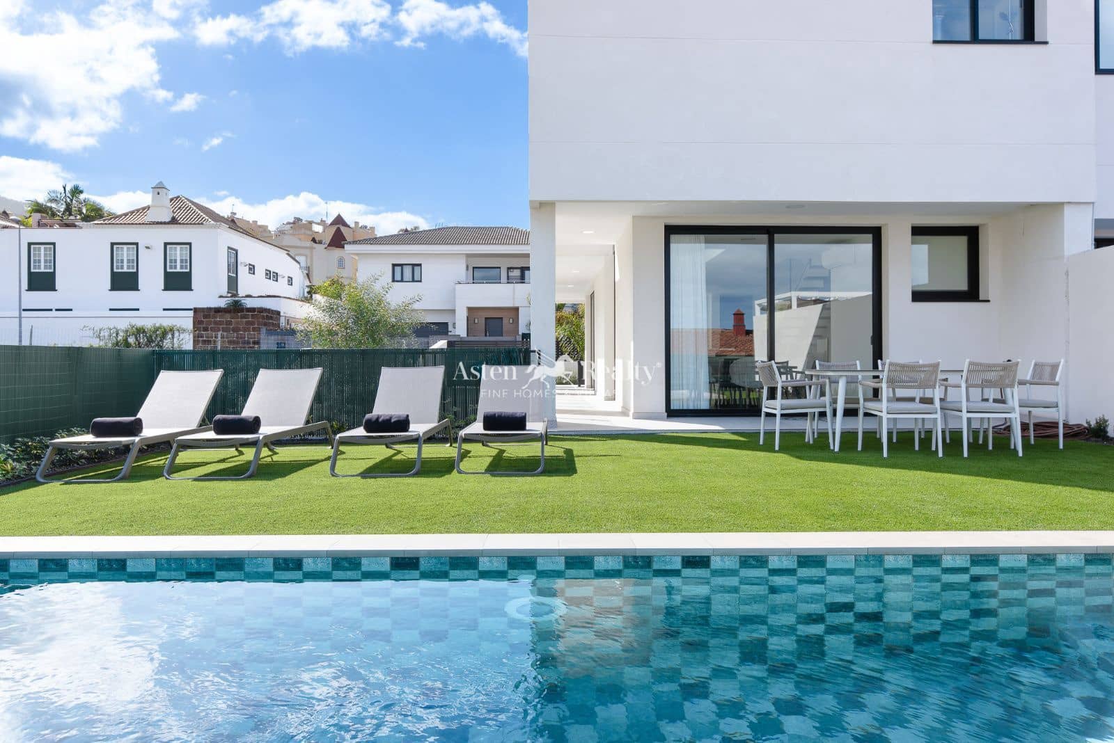 Chalet de 3 habitaciones en La Quinta en venta con piscina garaje - 890.000 € (Ref: 9511441)