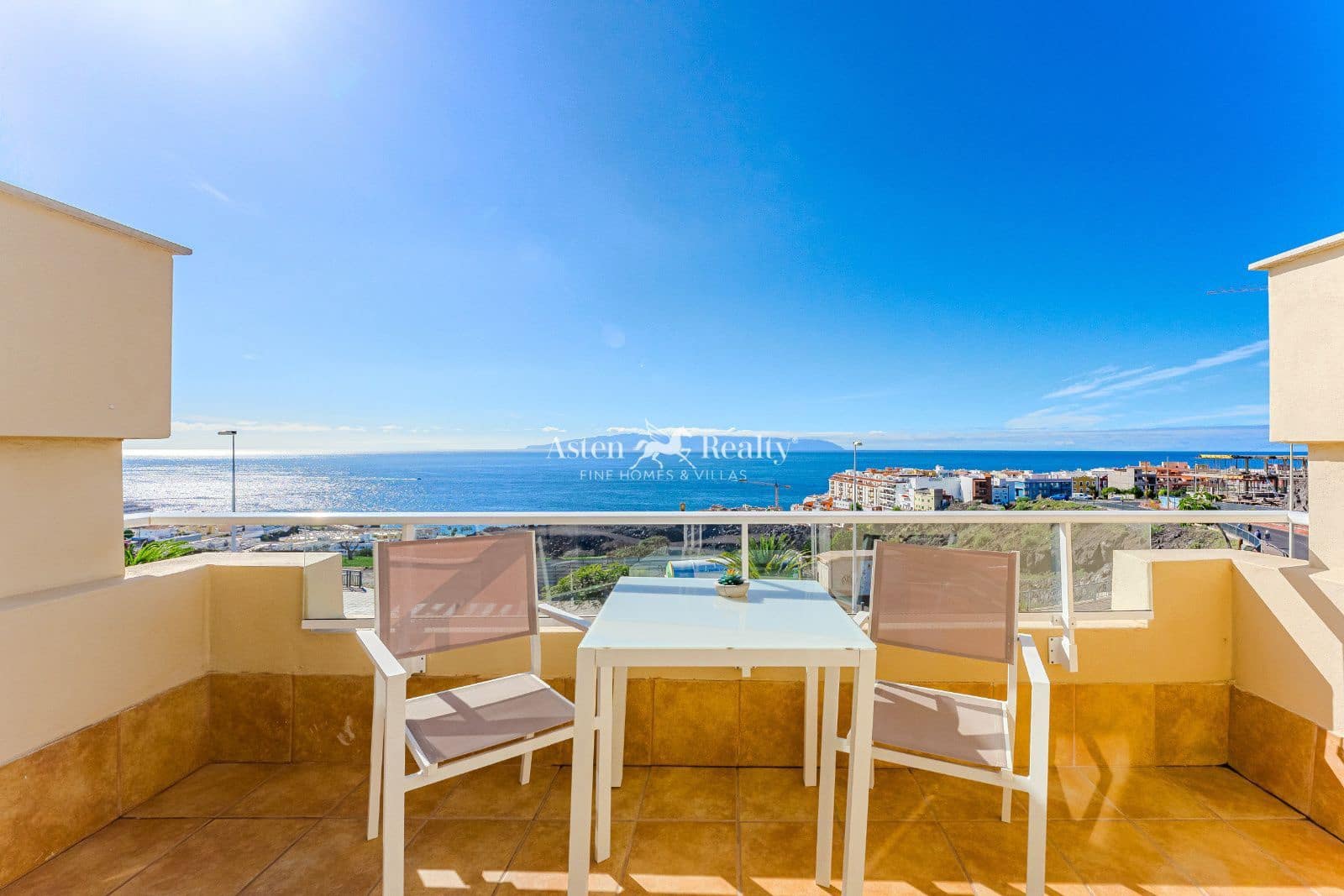 2 soveværelse Byhus til salg i Puerto Santiago med swimmingpool garage - € 550.000 (Ref: 9522924)