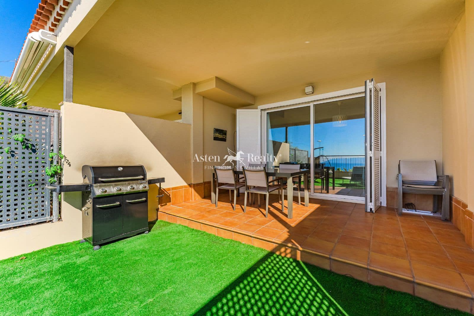 2 soveværelse Byhus til salg i Puerto Santiago med swimmingpool garage - € 550.000 (Ref: 9522924)