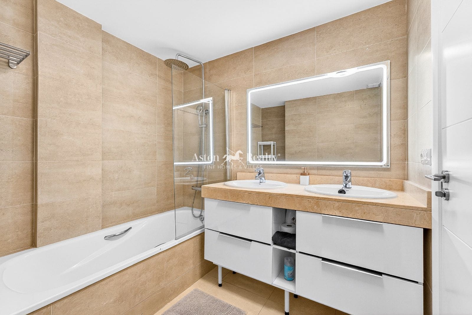 2 soveværelse Byhus til salg i Puerto Santiago med swimmingpool garage - € 550.000 (Ref: 9522924)