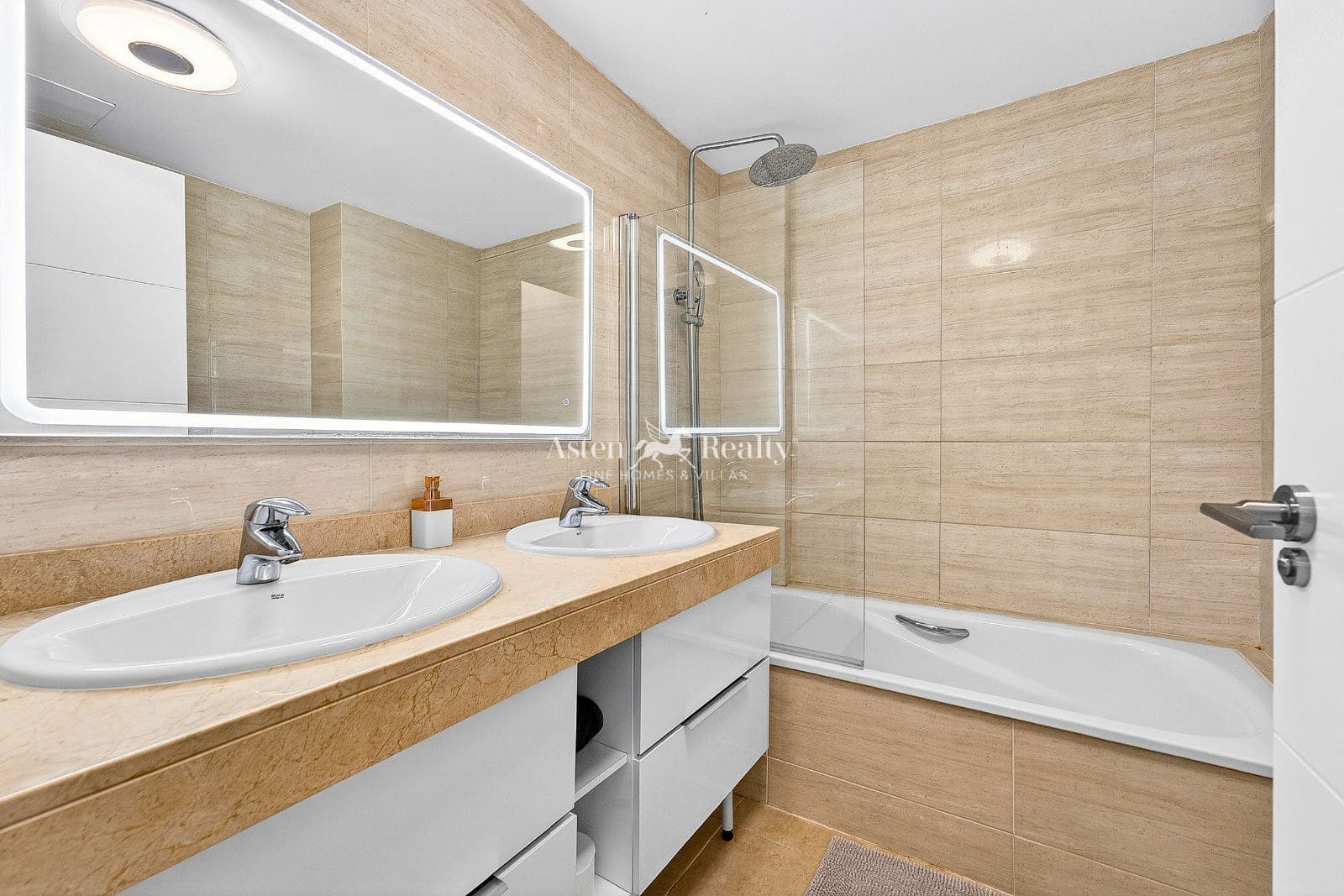 2 soveværelse Byhus til salg i Puerto Santiago med swimmingpool garage - € 550.000 (Ref: 9522924)