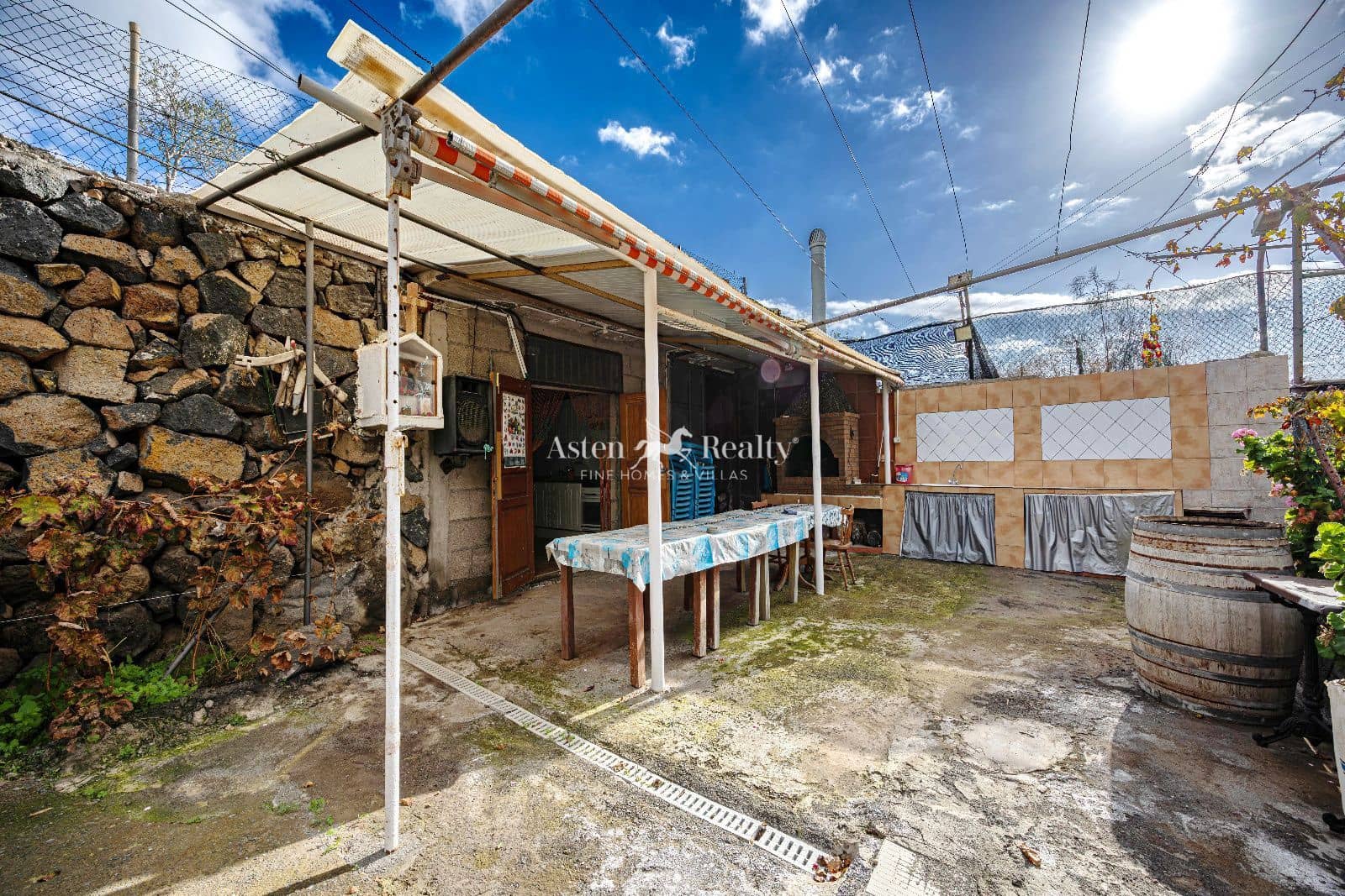 3 bedroom Villa for sale in Chio with pool garage - € 950,000 (Ref: 9523613)