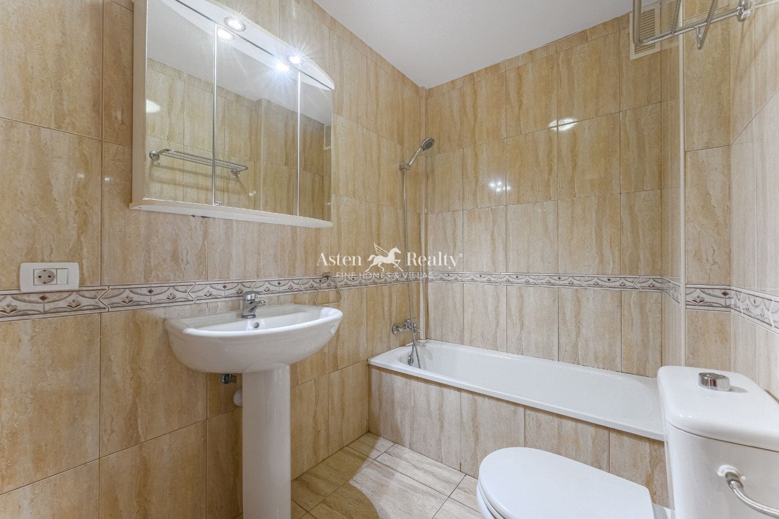 2 makuuhuone Kattohuoneisto myytävänä paikassa Palm-Mar mukana uima-altaan 
autotalli - 399 000 € (Ref: 9528807)