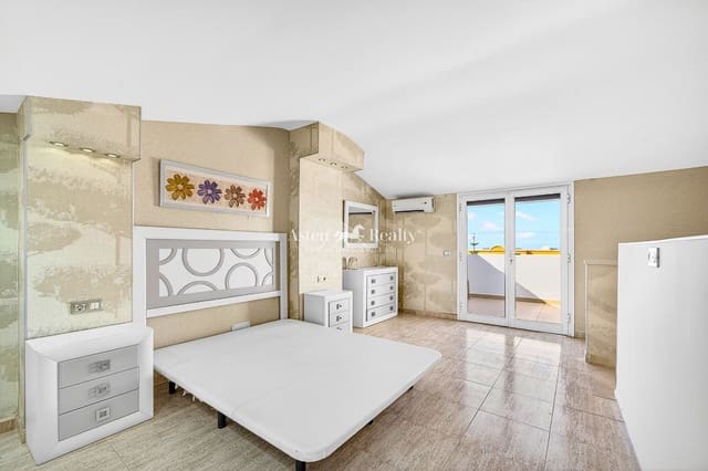 Piso de 4 habitaciones en Playa del Duque, Adeje en venta con piscina - 460.000 € (Ref: 9539627)