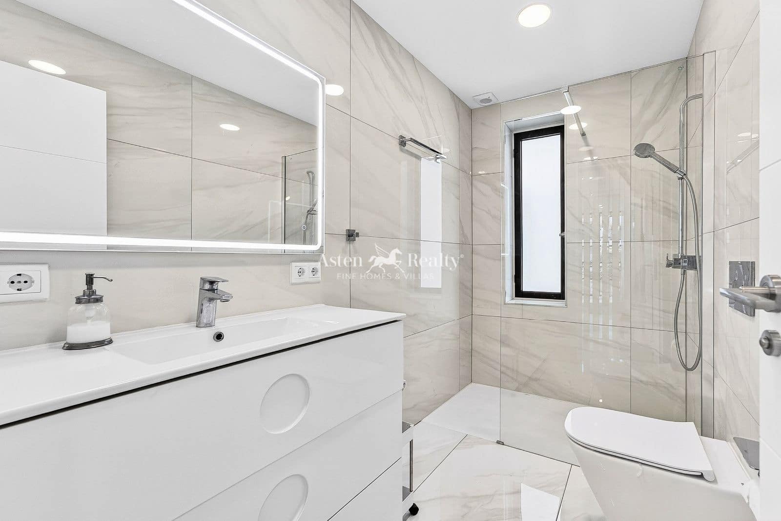 2 soveværelse Lejlighed til salg i Playa de las Americas med swimmingpool - € 570.000 (Ref: 9549929)