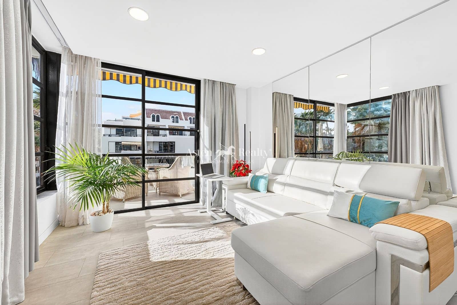 2 soveværelse Lejlighed til salg i Playa de las Americas med swimmingpool - € 570.000 (Ref: 9549929)