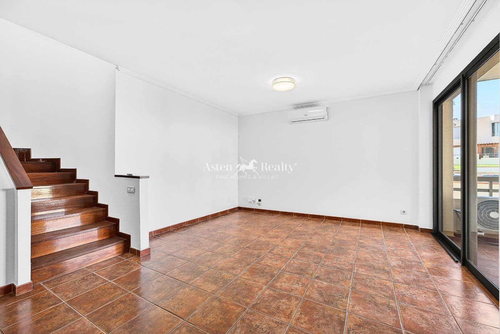 3 bedroom Townhouse for sale in El Medano with pool garage - € 599,000 (Ref: 9566445)