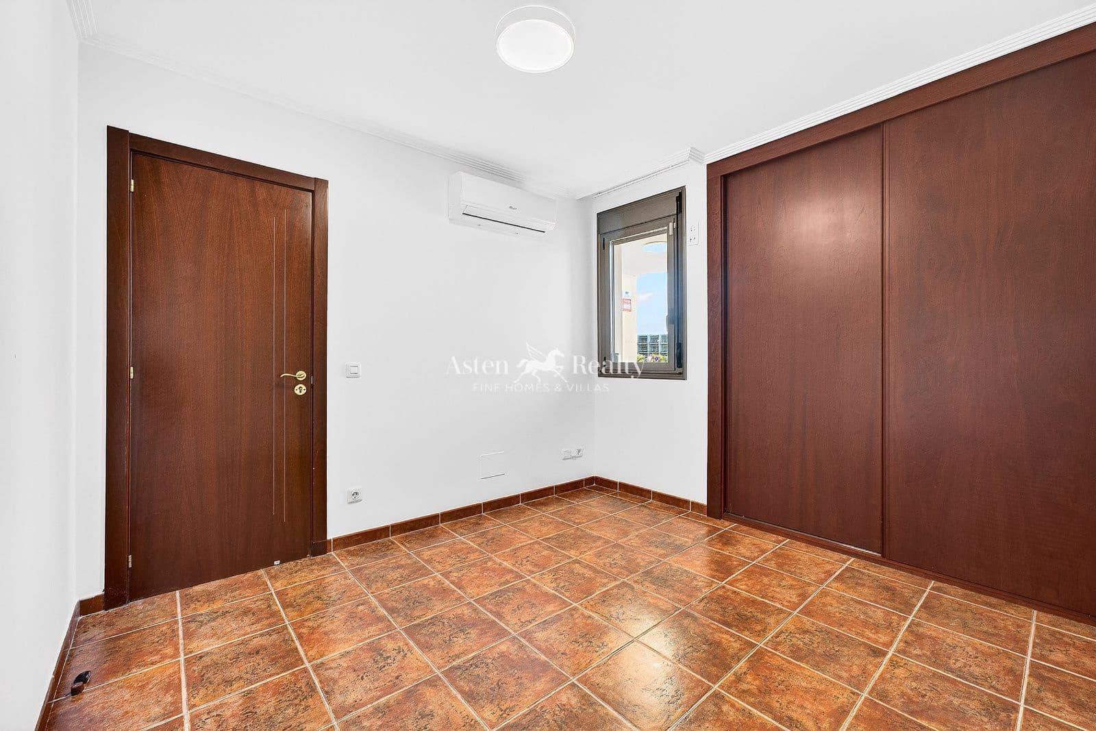 3 bedroom Townhouse for sale in El Medano with pool garage - € 599,000 (Ref: 9566445)