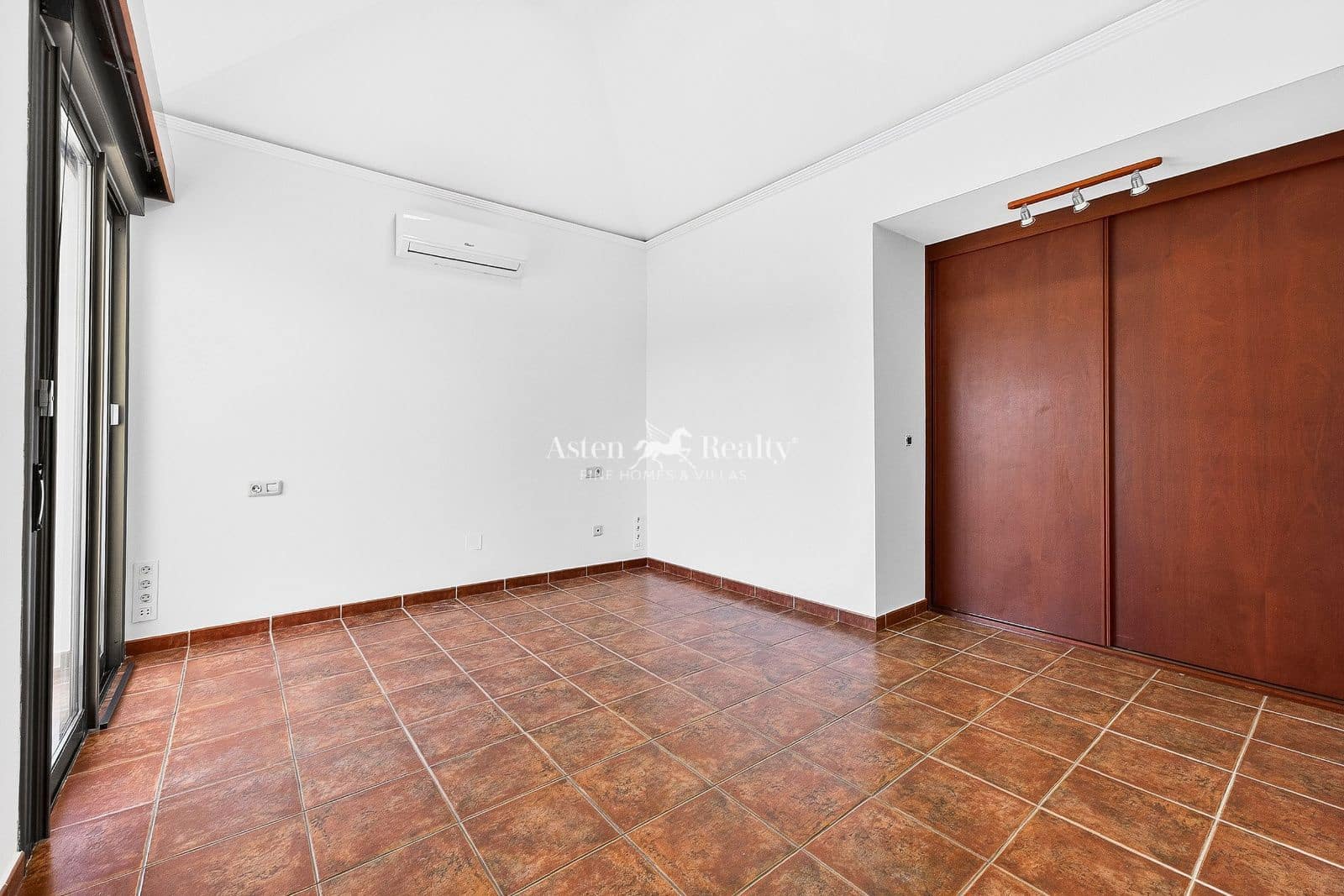 3 bedroom Townhouse for sale in El Medano with pool garage - € 599,000 (Ref: 9566445)