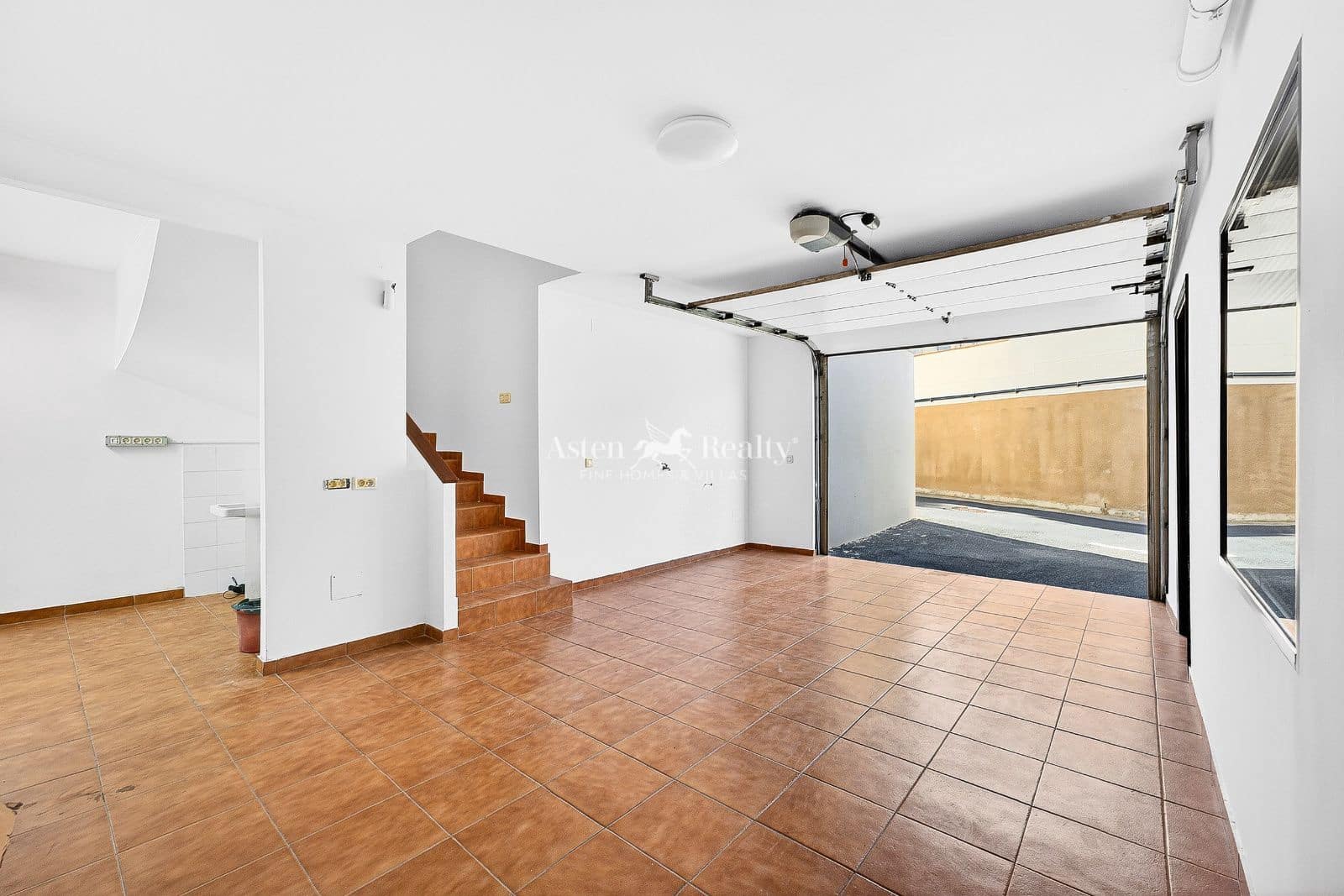 3 bedroom Townhouse for sale in El Medano with pool garage - € 599,000 (Ref: 9566445)