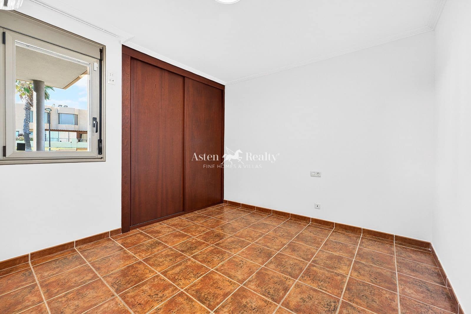 3 bedroom Townhouse for sale in El Medano with pool garage - € 599,000 (Ref: 9566445)