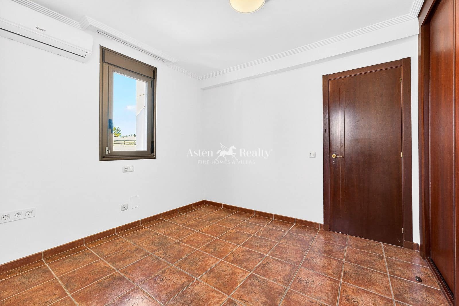 3 bedroom Townhouse for sale in El Medano with pool garage - € 599,000 (Ref: 9566445)