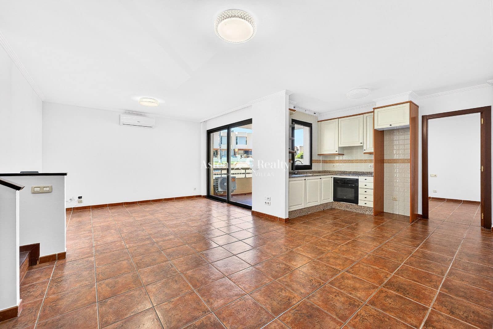 3 bedroom Townhouse for sale in El Medano with pool garage - € 599,000 (Ref: 9566445)