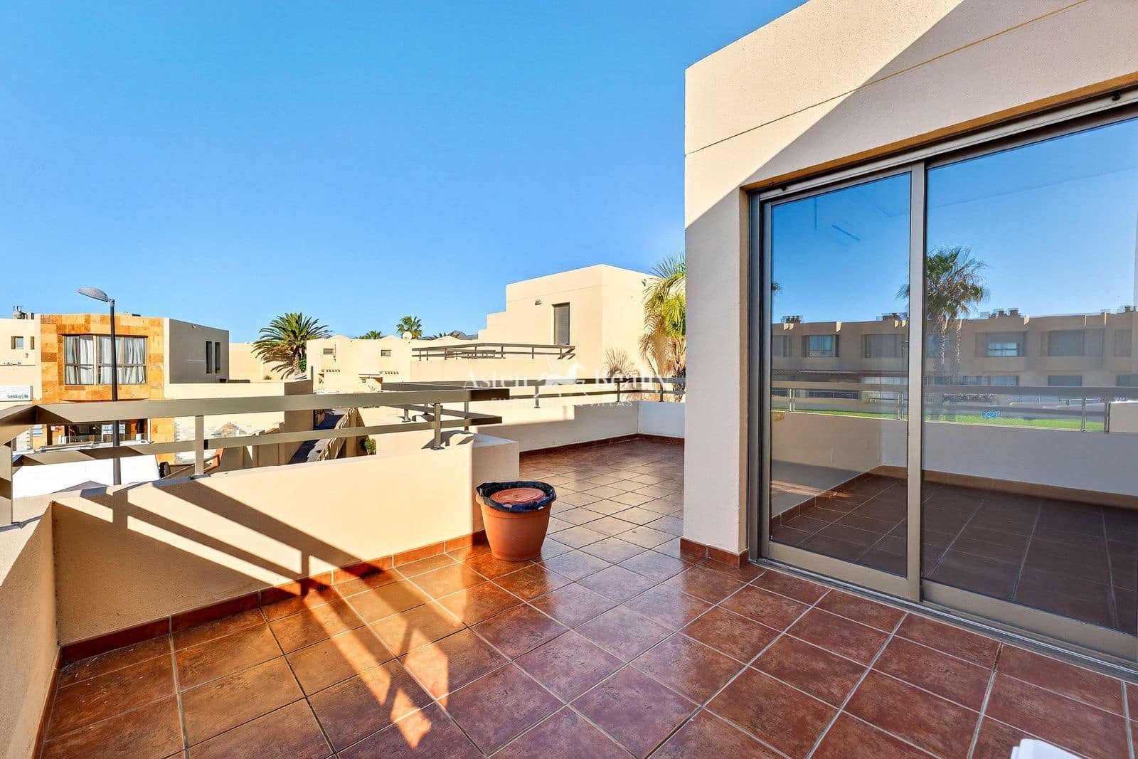 3 bedroom Townhouse for sale in El Medano with pool garage - € 599,000 (Ref: 9566445)