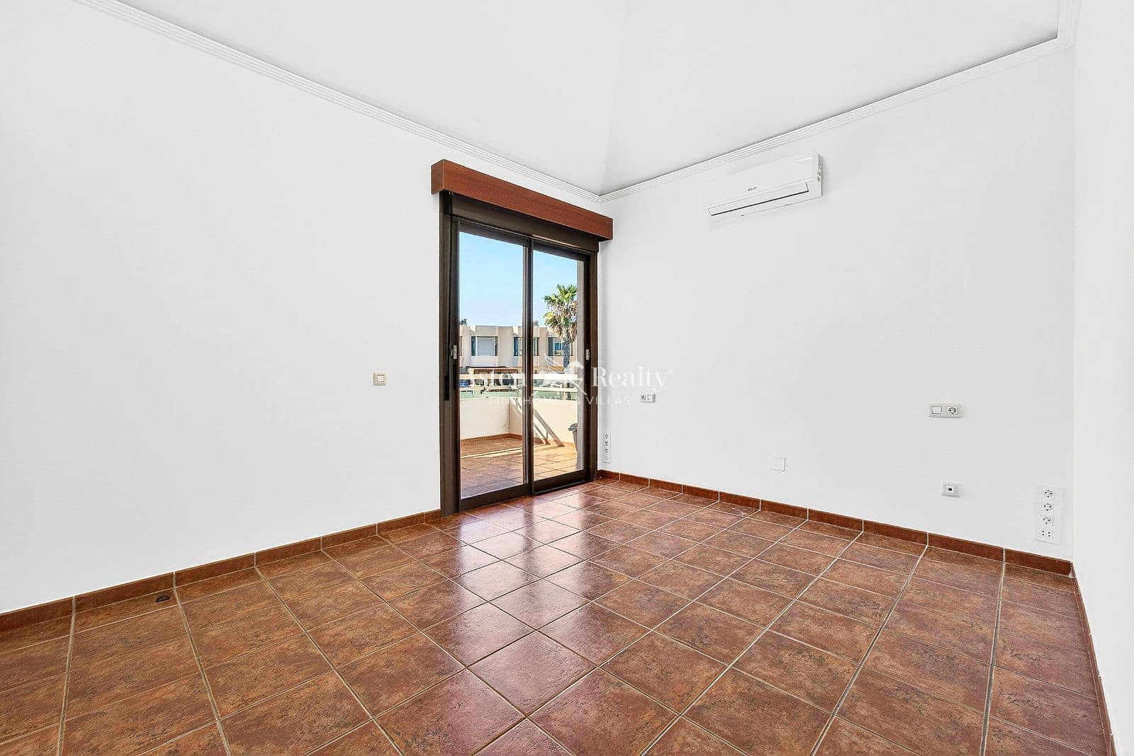 3 bedroom Townhouse for sale in El Medano with pool garage - € 599,000 (Ref: 9566445)