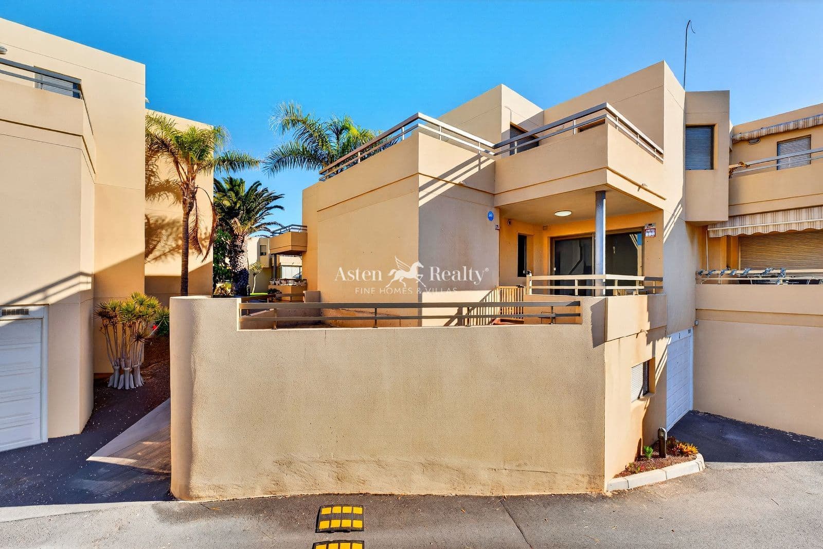 3 bedroom Townhouse for sale in El Medano with pool garage - € 599,000 (Ref: 9566445)