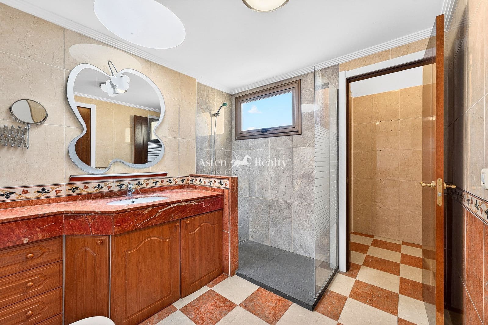 3 bedroom Townhouse for sale in El Medano with pool garage - € 599,000 (Ref: 9566445)