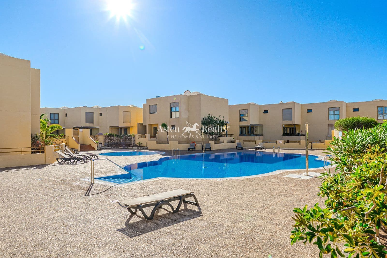 3 bedroom Townhouse for sale in El Medano with pool garage - € 599,000 (Ref: 9566445)