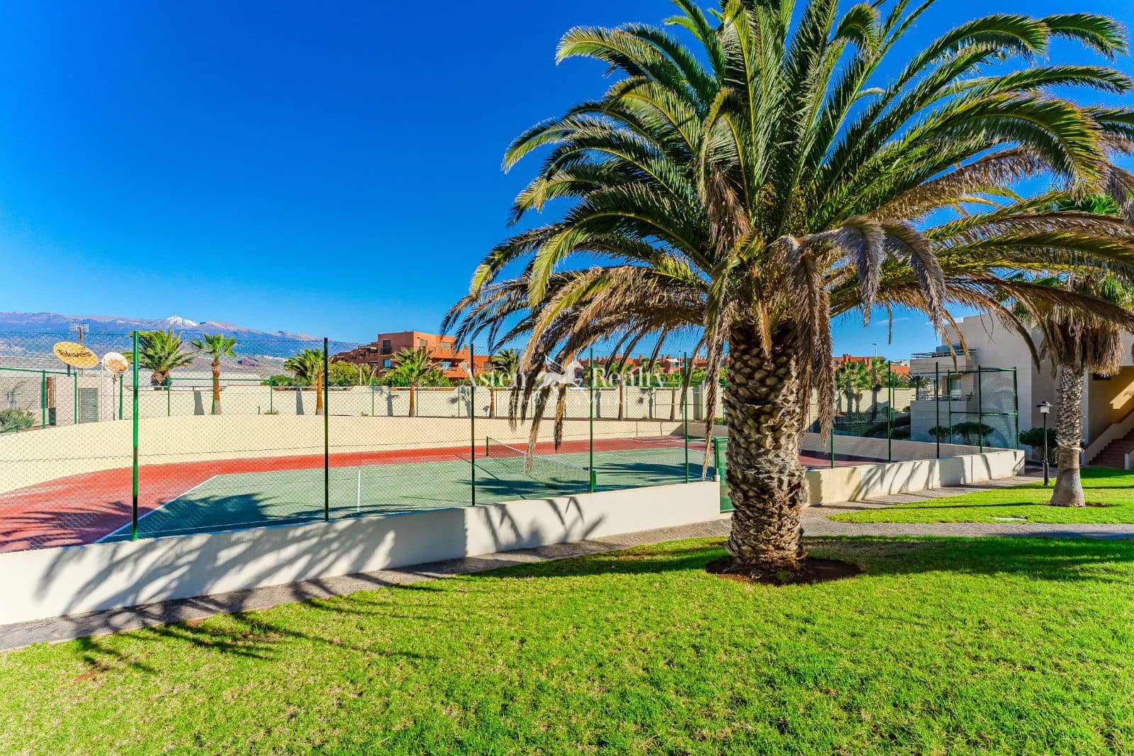 3 bedroom Townhouse for sale in El Medano with pool garage - € 599,000 (Ref: 9566445)