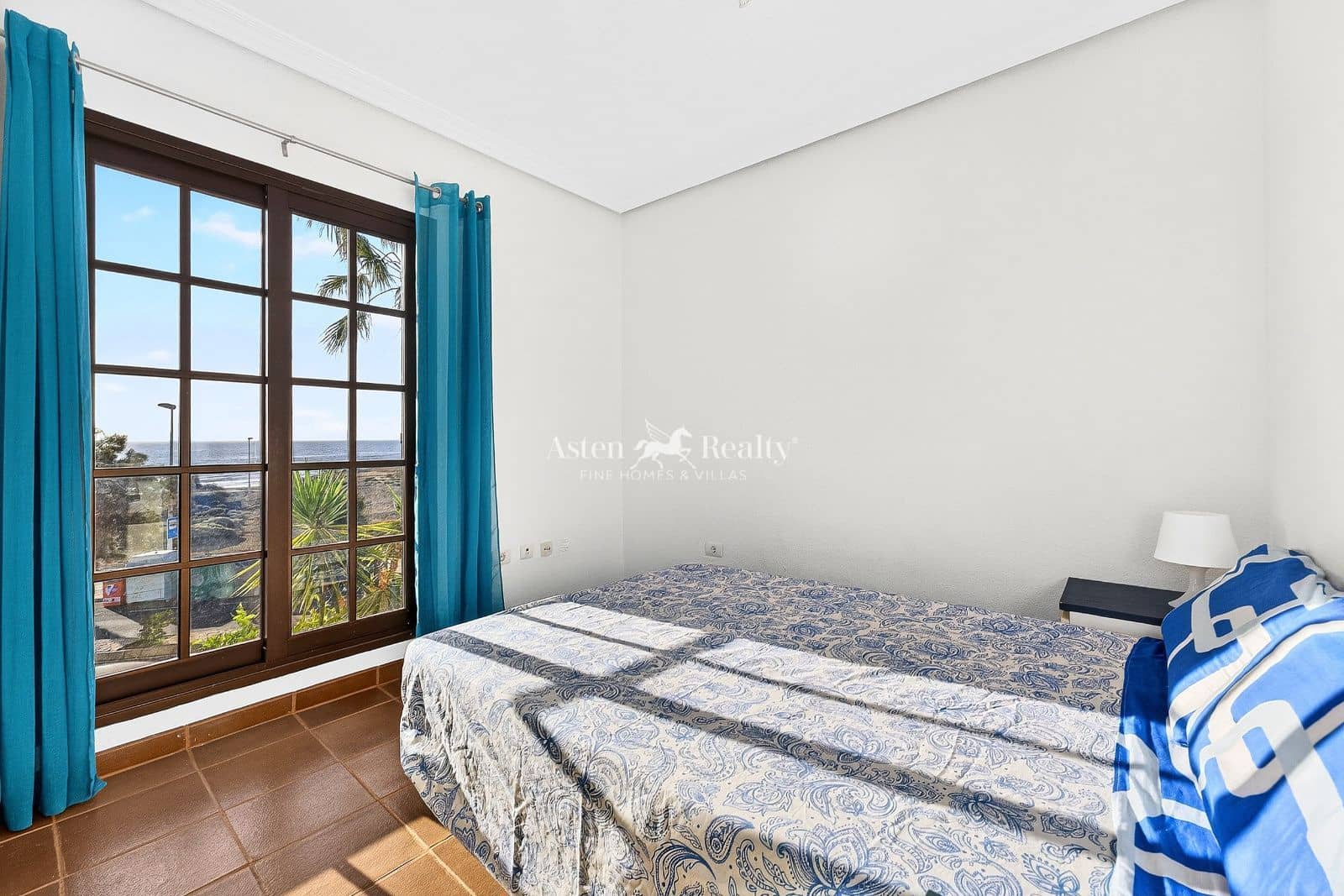 4 bedroom Townhouse for sale in El Medano with garage - € 699,000 (Ref: 9588480)