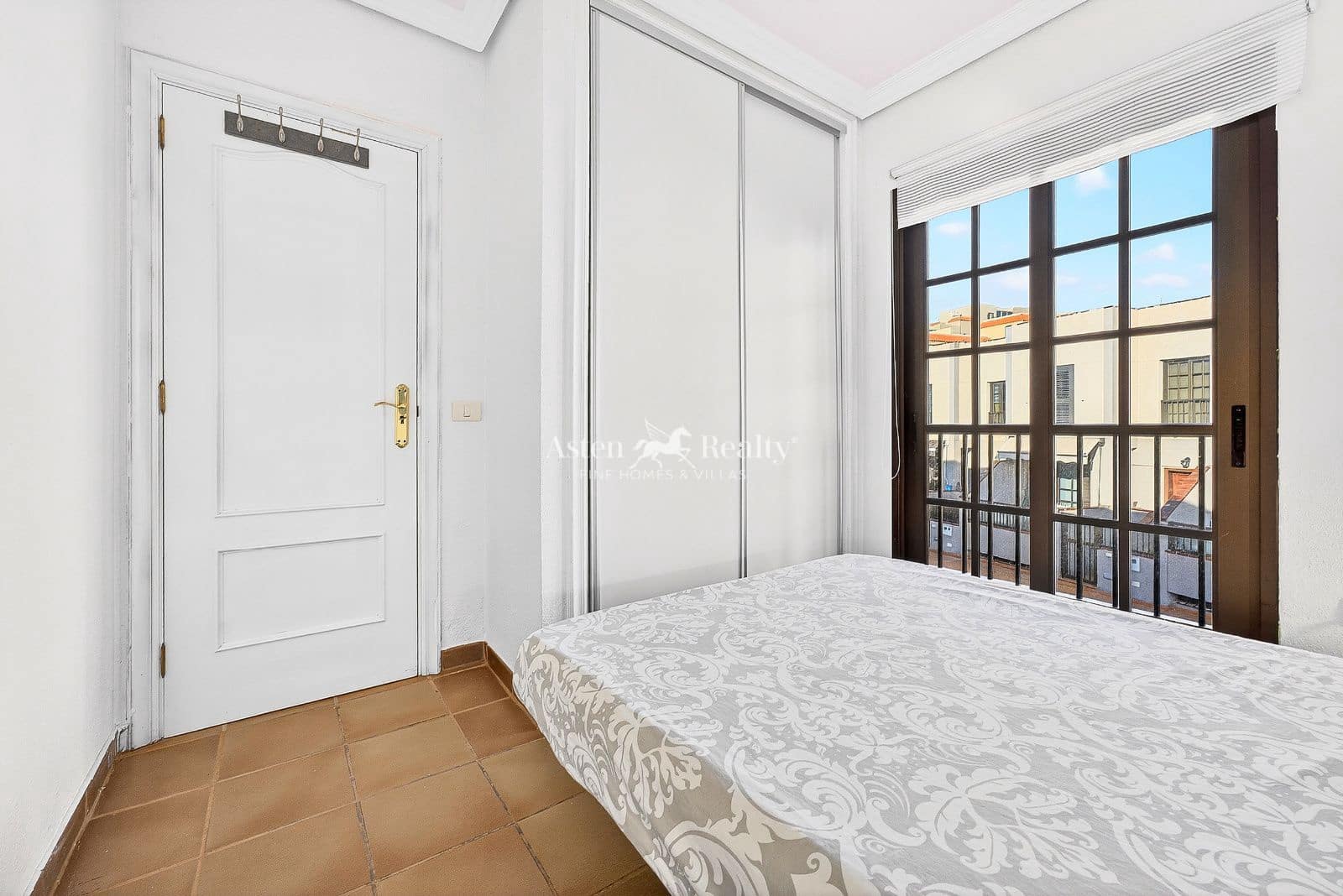 4 bedroom Townhouse for sale in El Medano with garage - € 699,000 (Ref: 9588480)