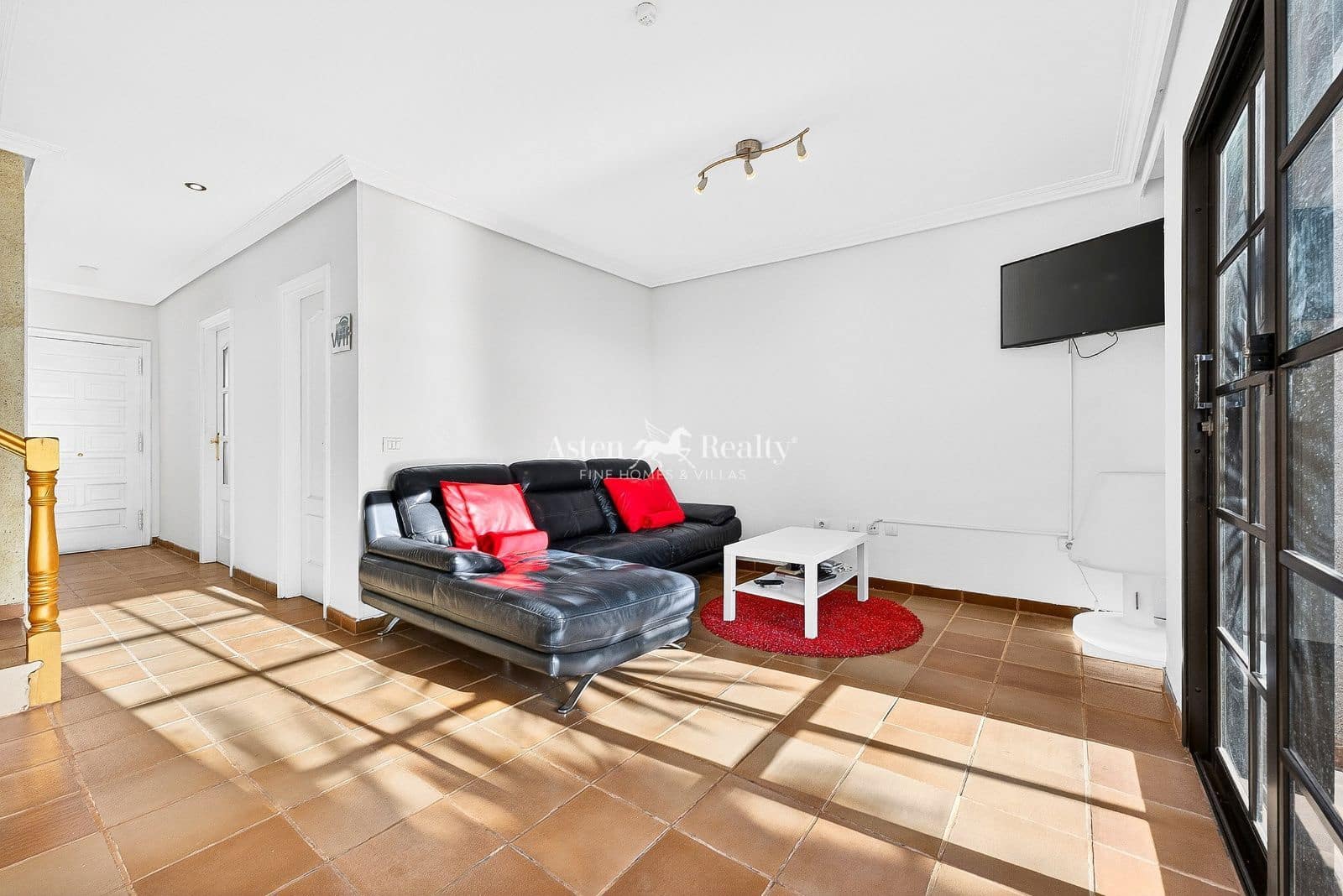 4 bedroom Townhouse for sale in El Medano with garage - € 699,000 (Ref: 9588480)