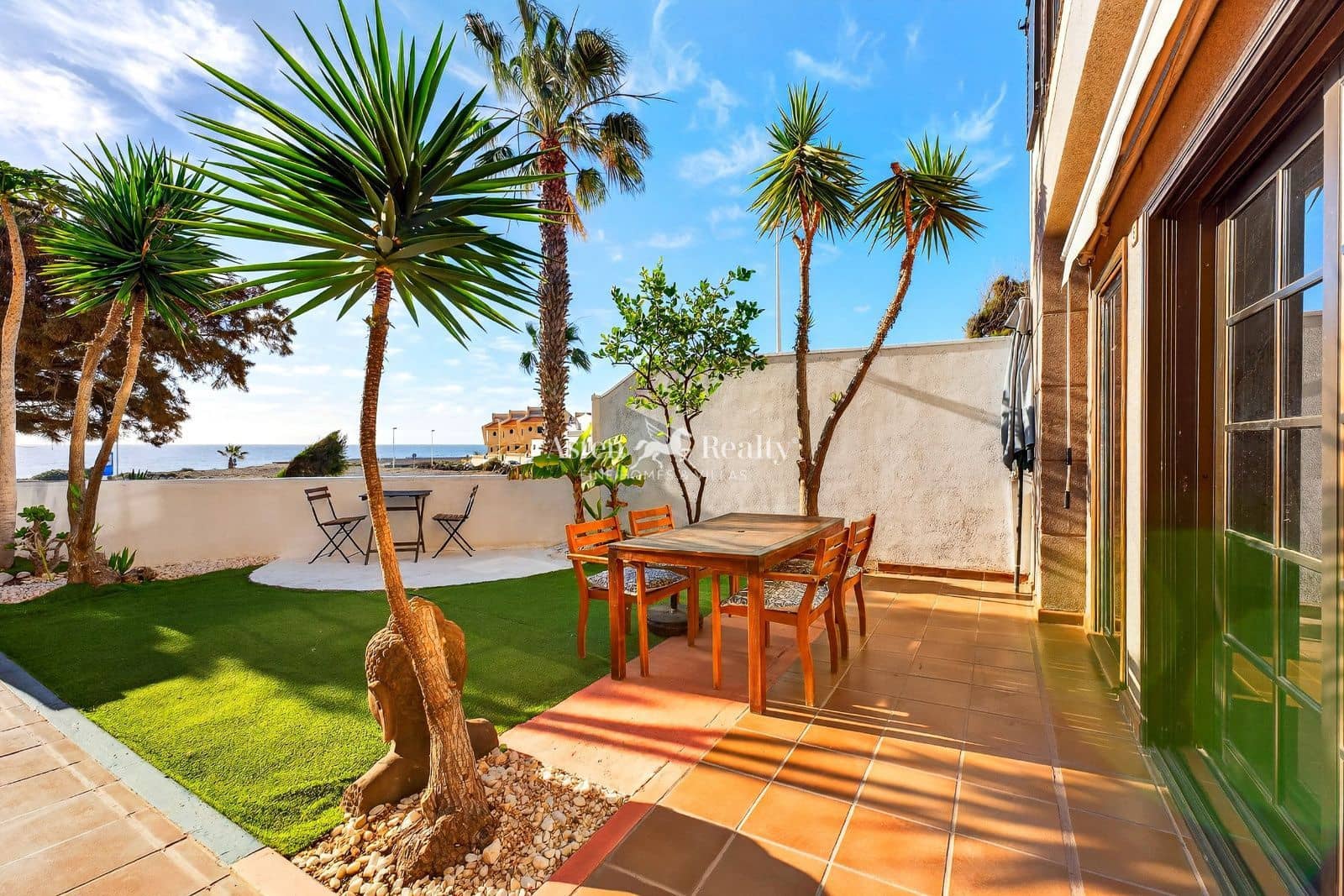 4 bedroom Townhouse for sale in El Medano with garage - € 699,000 (Ref: 9588480)