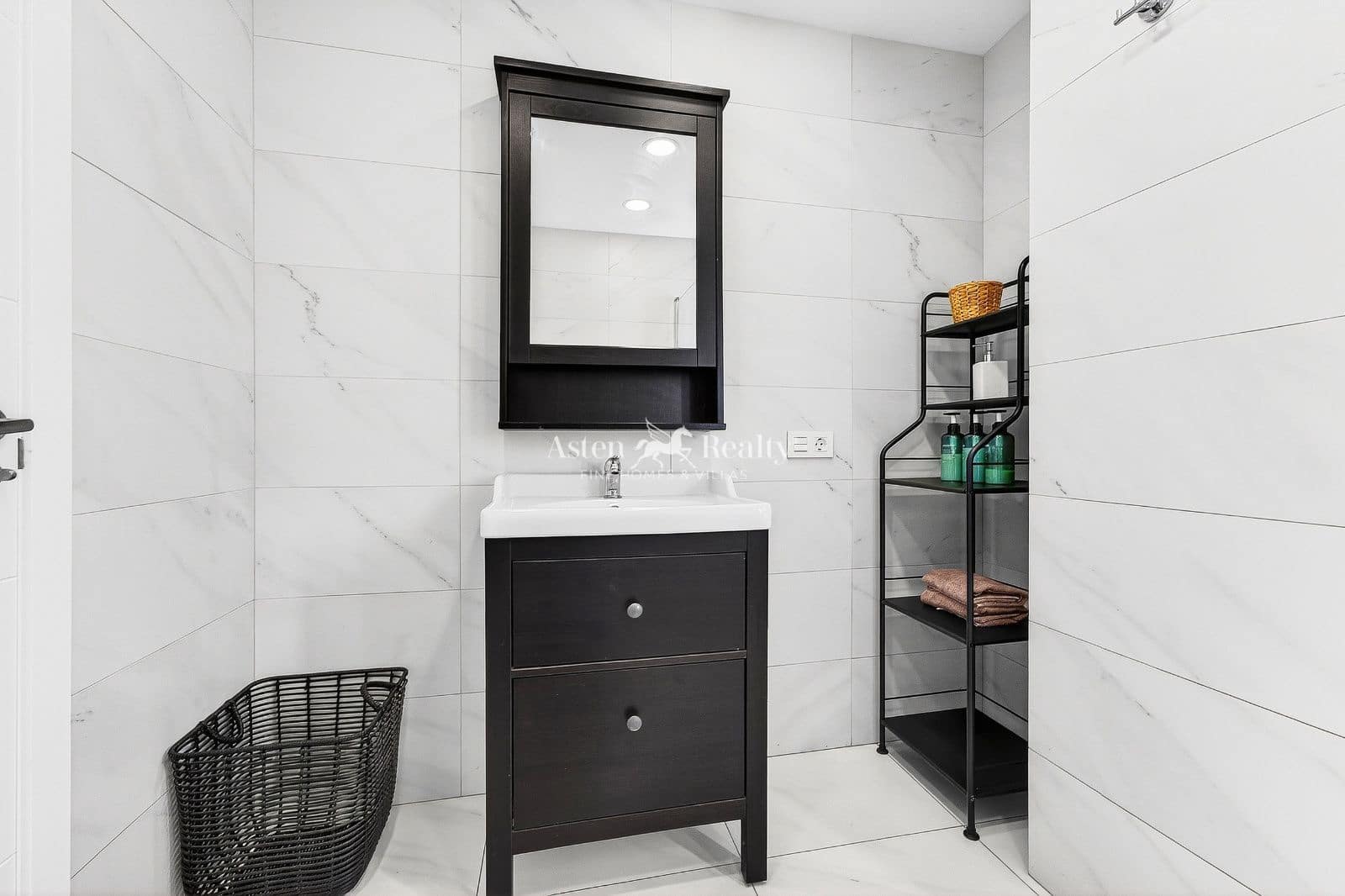 2 slaapkamer Flat te koop in Playa de las Americas met zwembad garage - € 395.000 (Ref: 9603468)