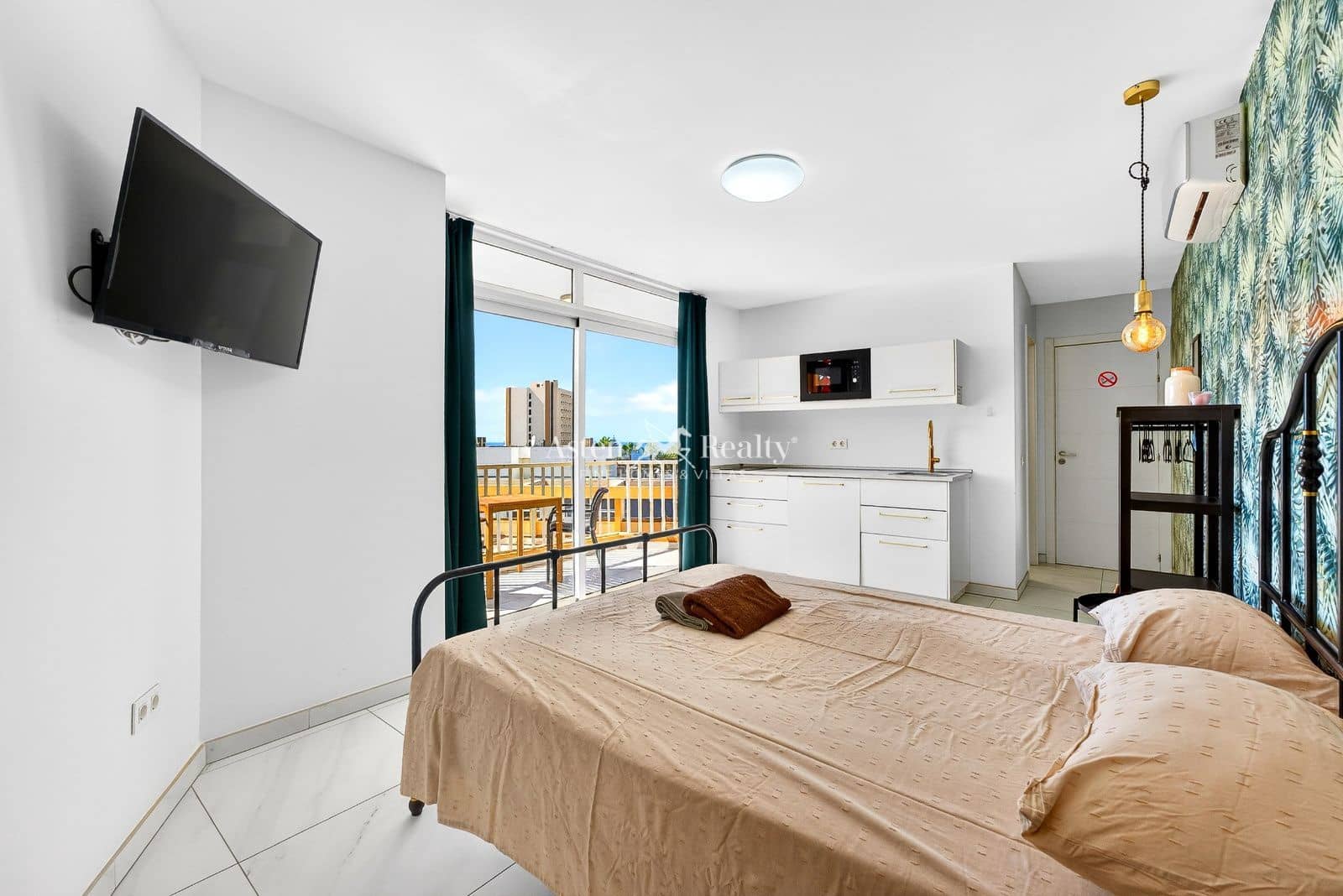 2 slaapkamer Flat te koop in Playa de las Americas met zwembad garage - € 395.000 (Ref: 9603468)