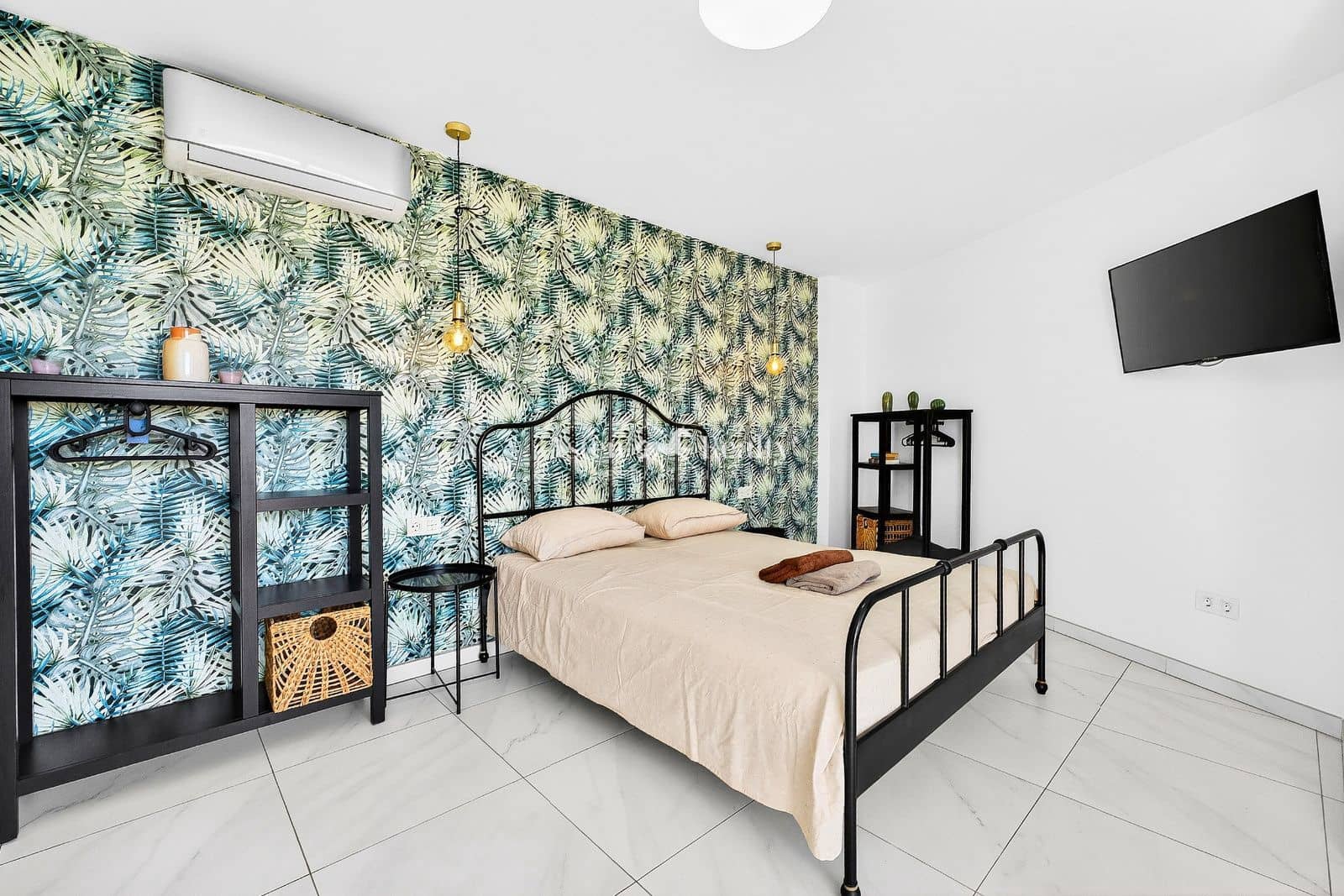 2 slaapkamer Flat te koop in Playa de las Americas met zwembad garage - € 395.000 (Ref: 9603468)