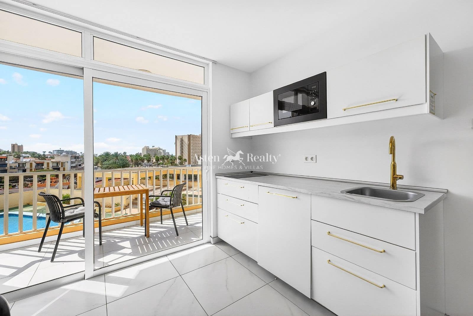 2 slaapkamer Flat te koop in Playa de las Americas met zwembad garage - € 395.000 (Ref: 9603468)