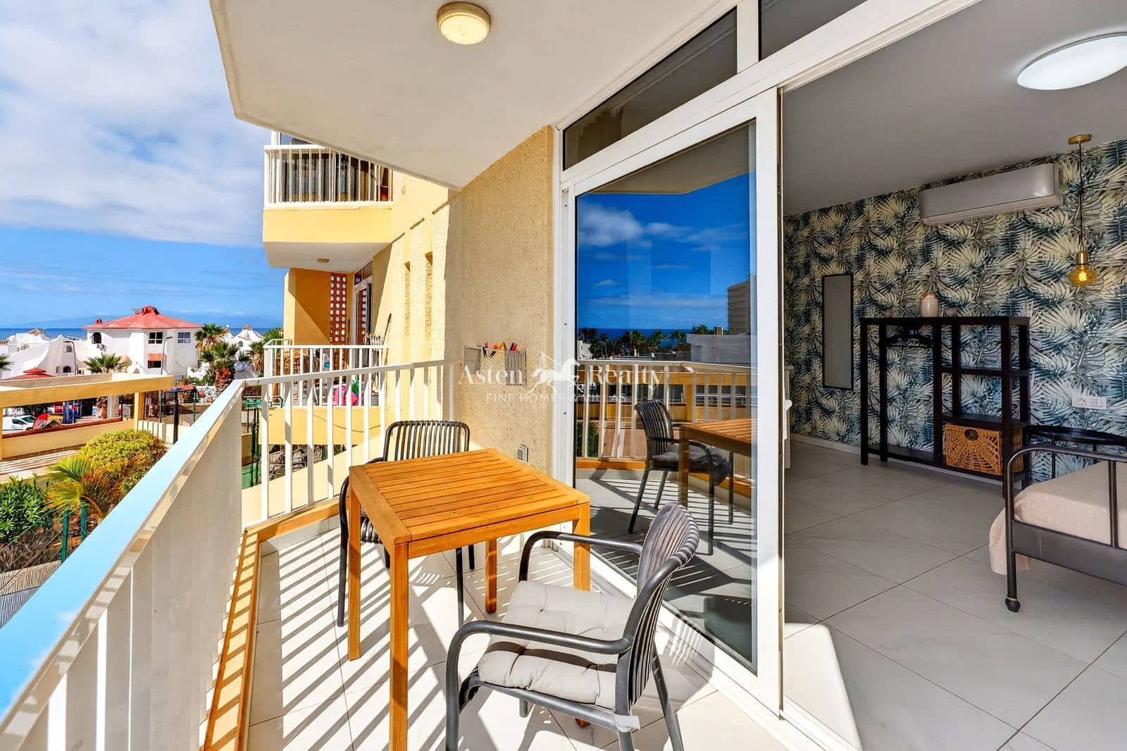 2 slaapkamer Flat te koop in Playa de las Americas met zwembad garage - € 395.000 (Ref: 9603468)