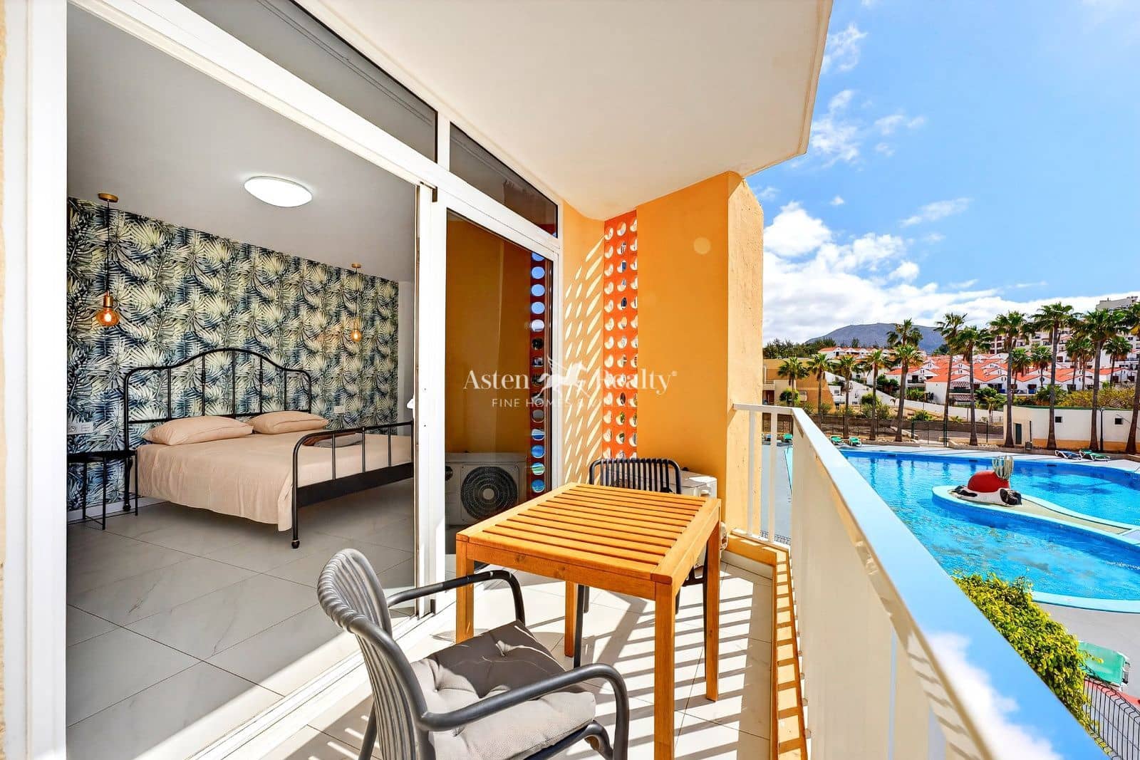 2 slaapkamer Flat te koop in Playa de las Americas met zwembad garage - € 395.000 (Ref: 9603468)