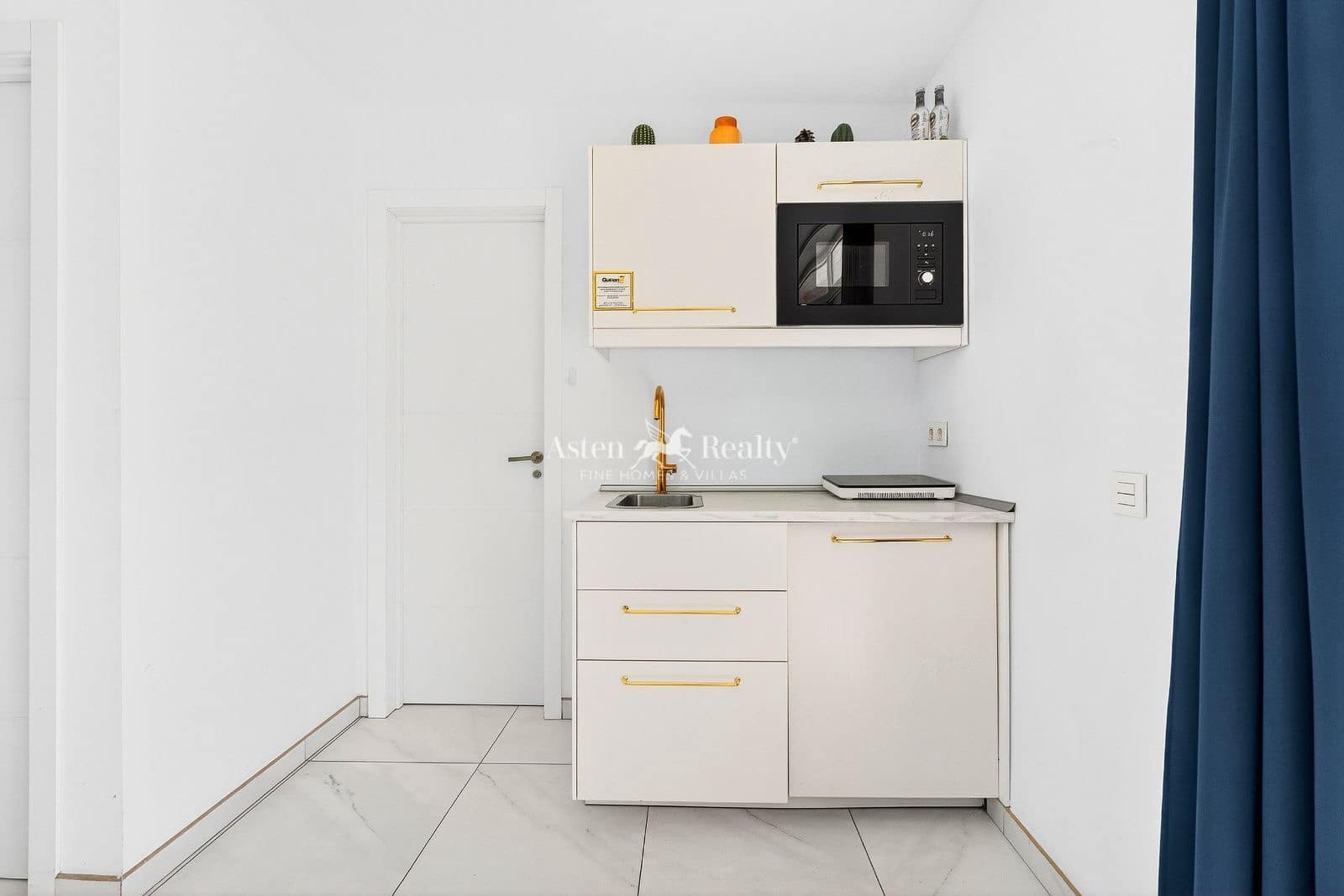 2 slaapkamer Flat te koop in Playa de las Americas met zwembad garage - € 395.000 (Ref: 9603468)