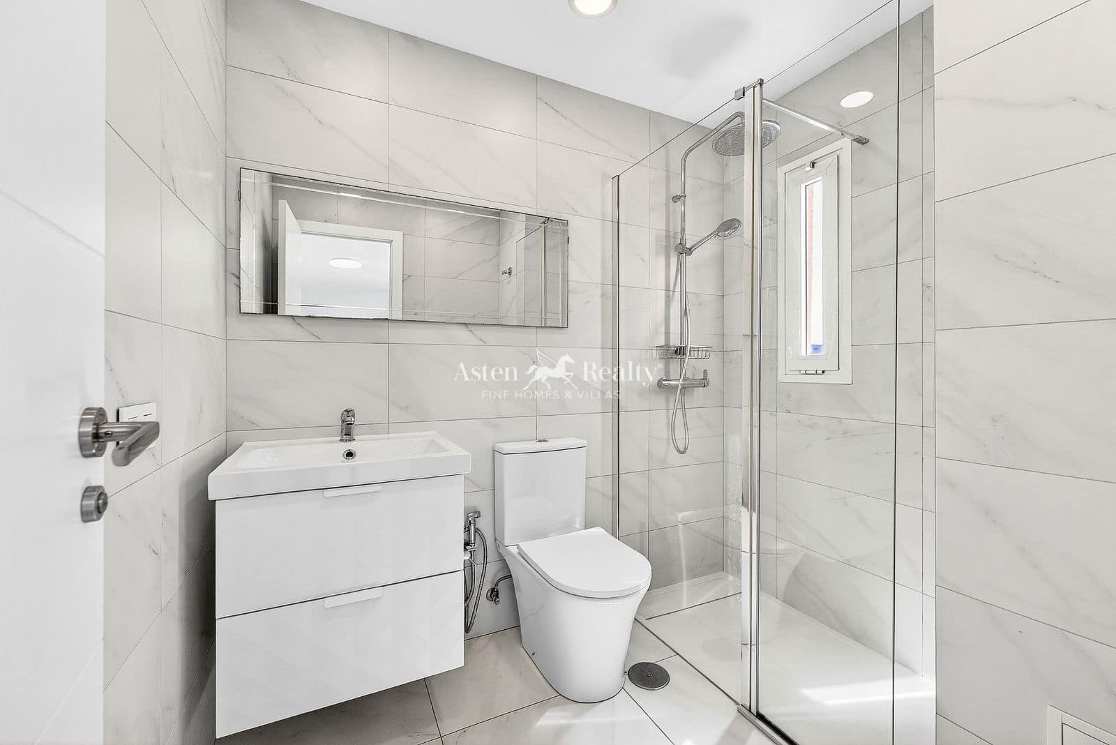 2 slaapkamer Flat te koop in Playa de las Americas met zwembad garage - € 395.000 (Ref: 9603468)