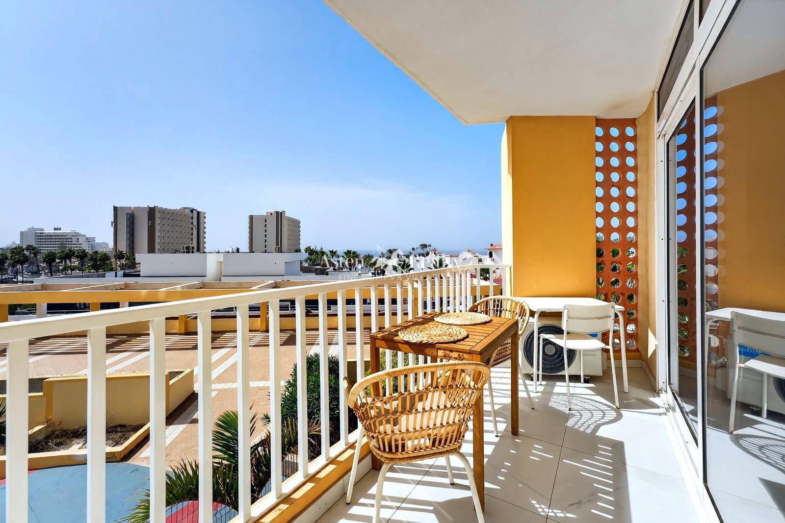 2 slaapkamer Flat te koop in Playa de las Americas met zwembad garage - € 395.000 (Ref: 9603468)