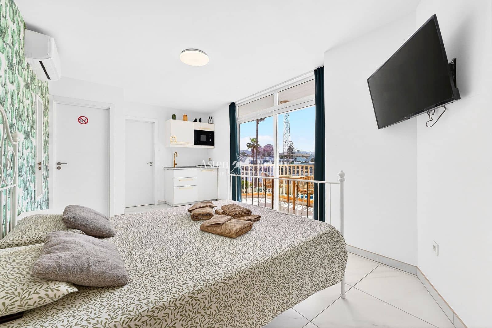 2 slaapkamer Flat te koop in Playa de las Americas met zwembad garage - € 395.000 (Ref: 9603468)