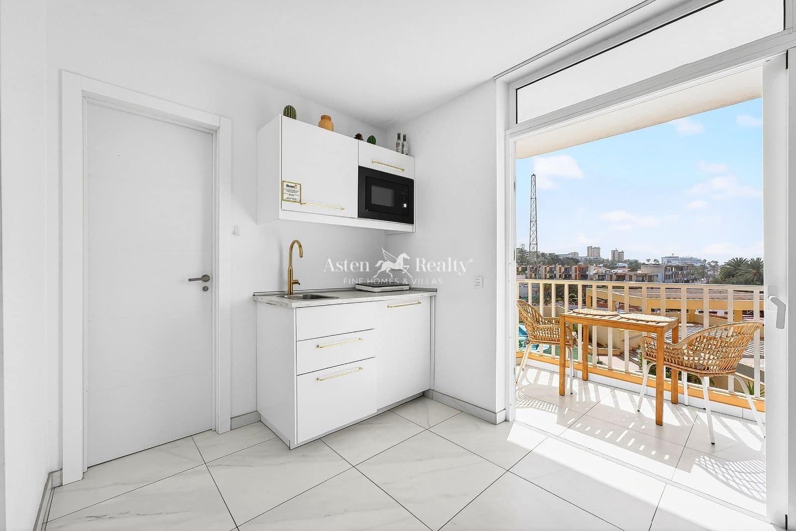 2 slaapkamer Flat te koop in Playa de las Americas met zwembad garage - € 395.000 (Ref: 9603468)