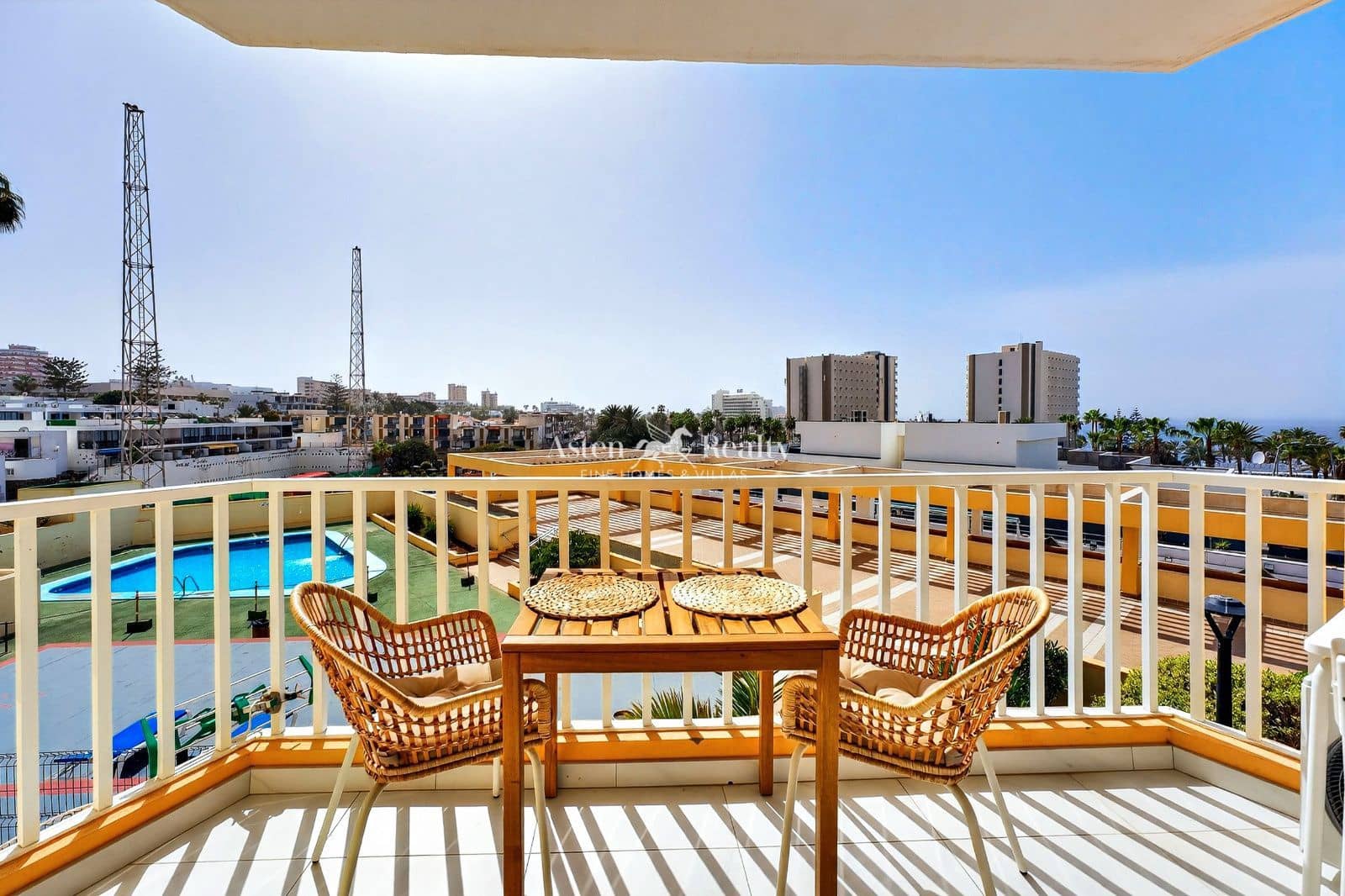 2 slaapkamer Flat te koop in Playa de las Americas met zwembad garage - € 395.000 (Ref: 9603468)